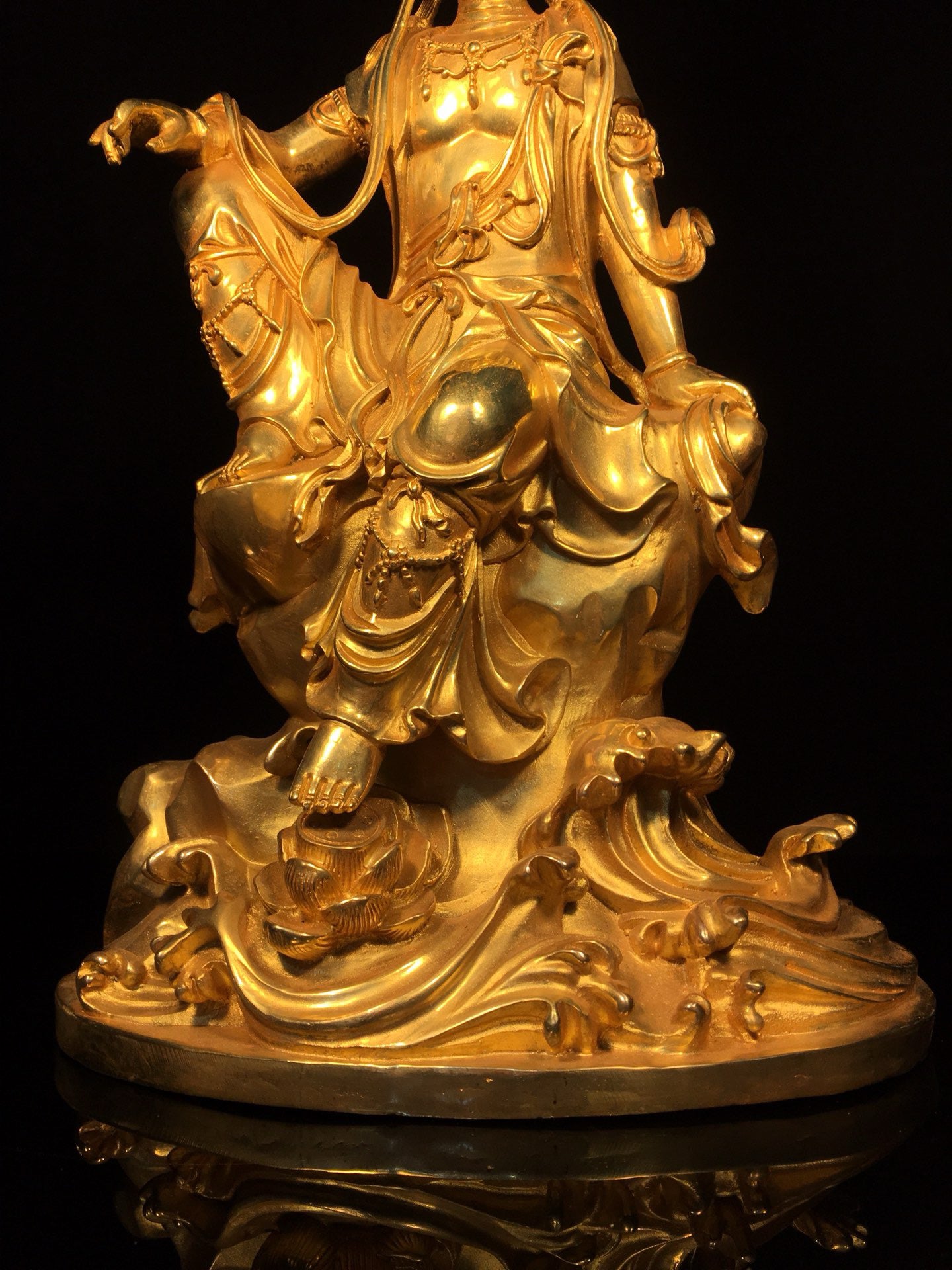 Chinese antique bronze gilded statue of Avalokitesvara Bodhisattva in freedom