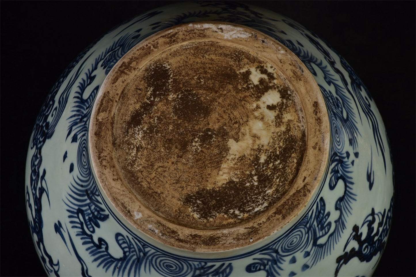 Chinese antique blue and white dragon patterned jar