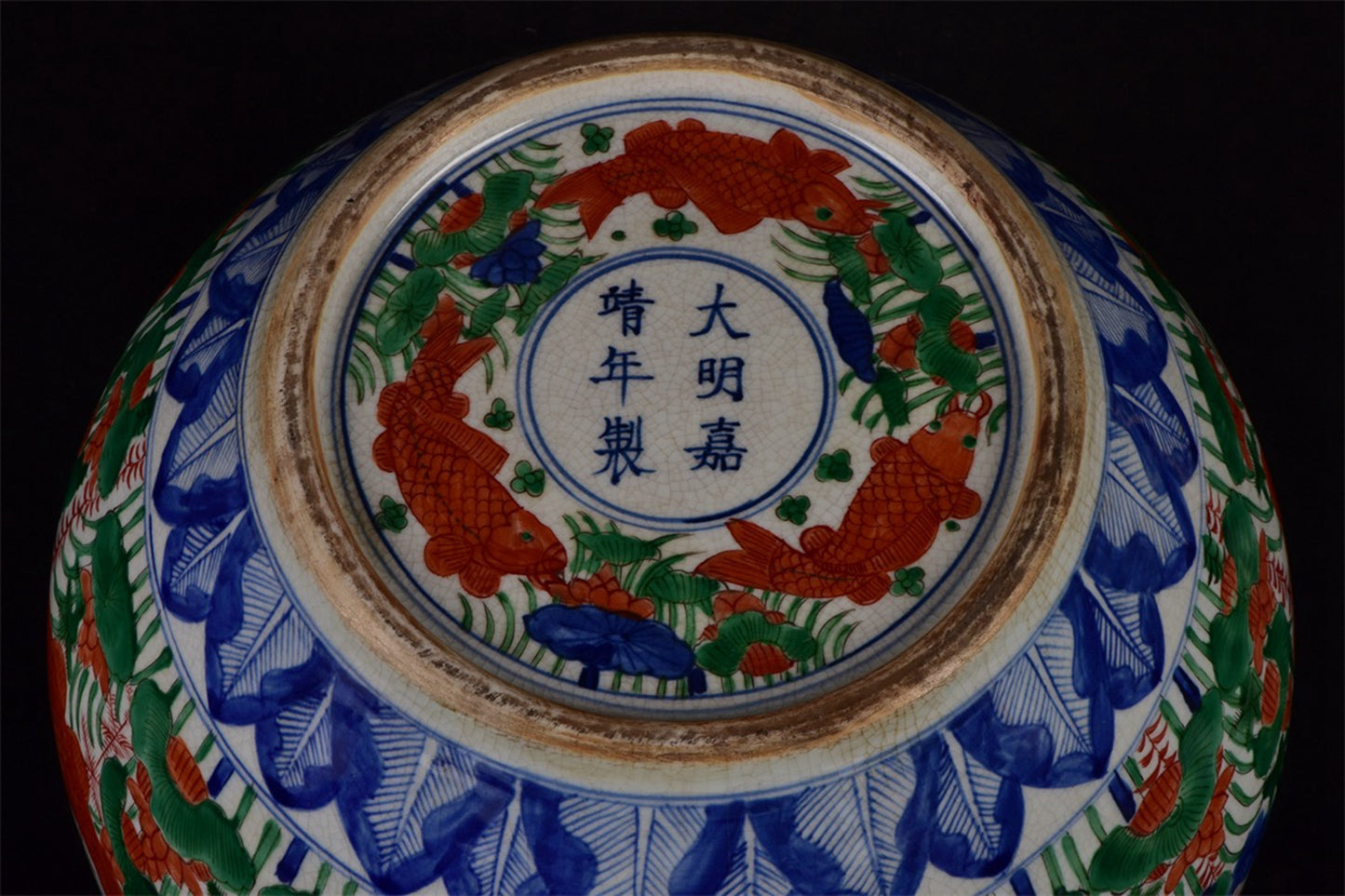 Chinese antique colorful fish and algae patterned lid jar