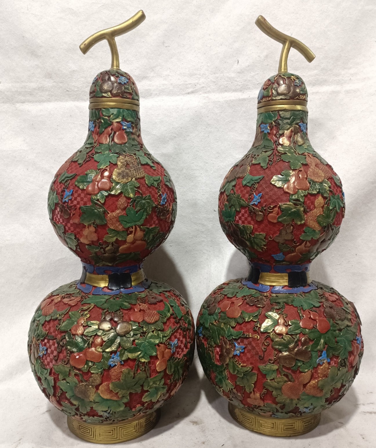 A pair of lacquerware, gourd, and vase