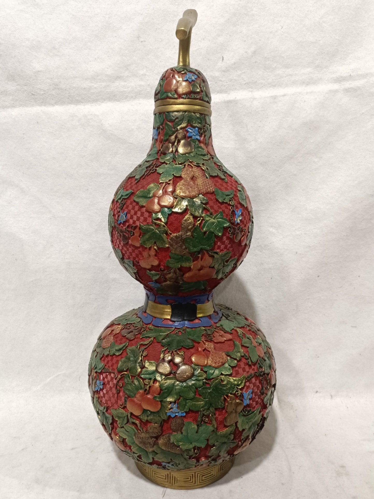 A pair of lacquerware, gourd, and vase