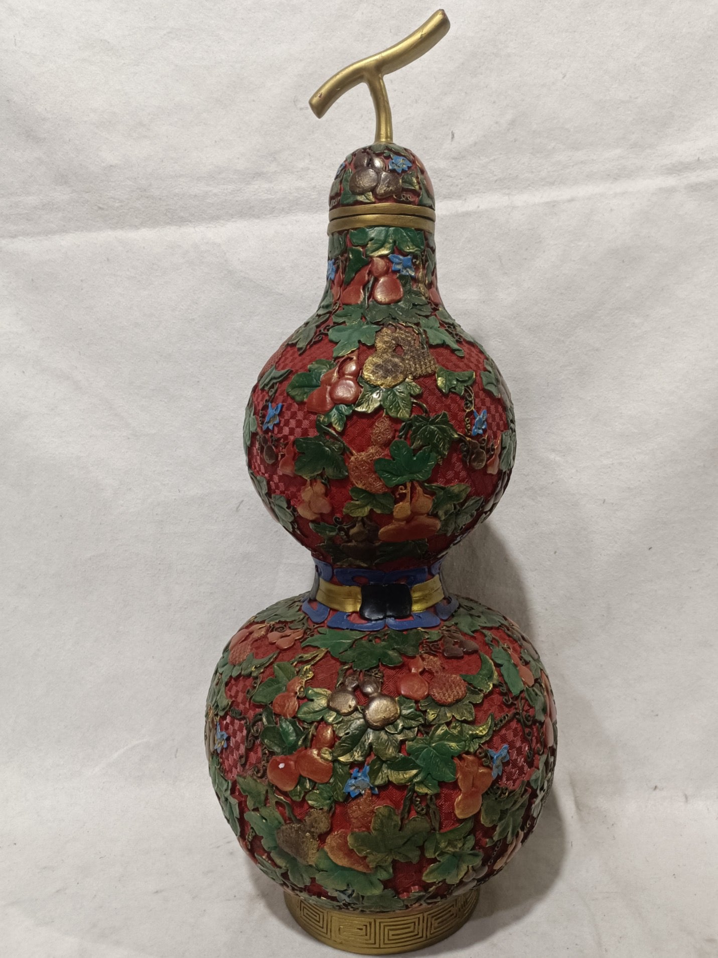 A pair of lacquerware, gourd, and vase