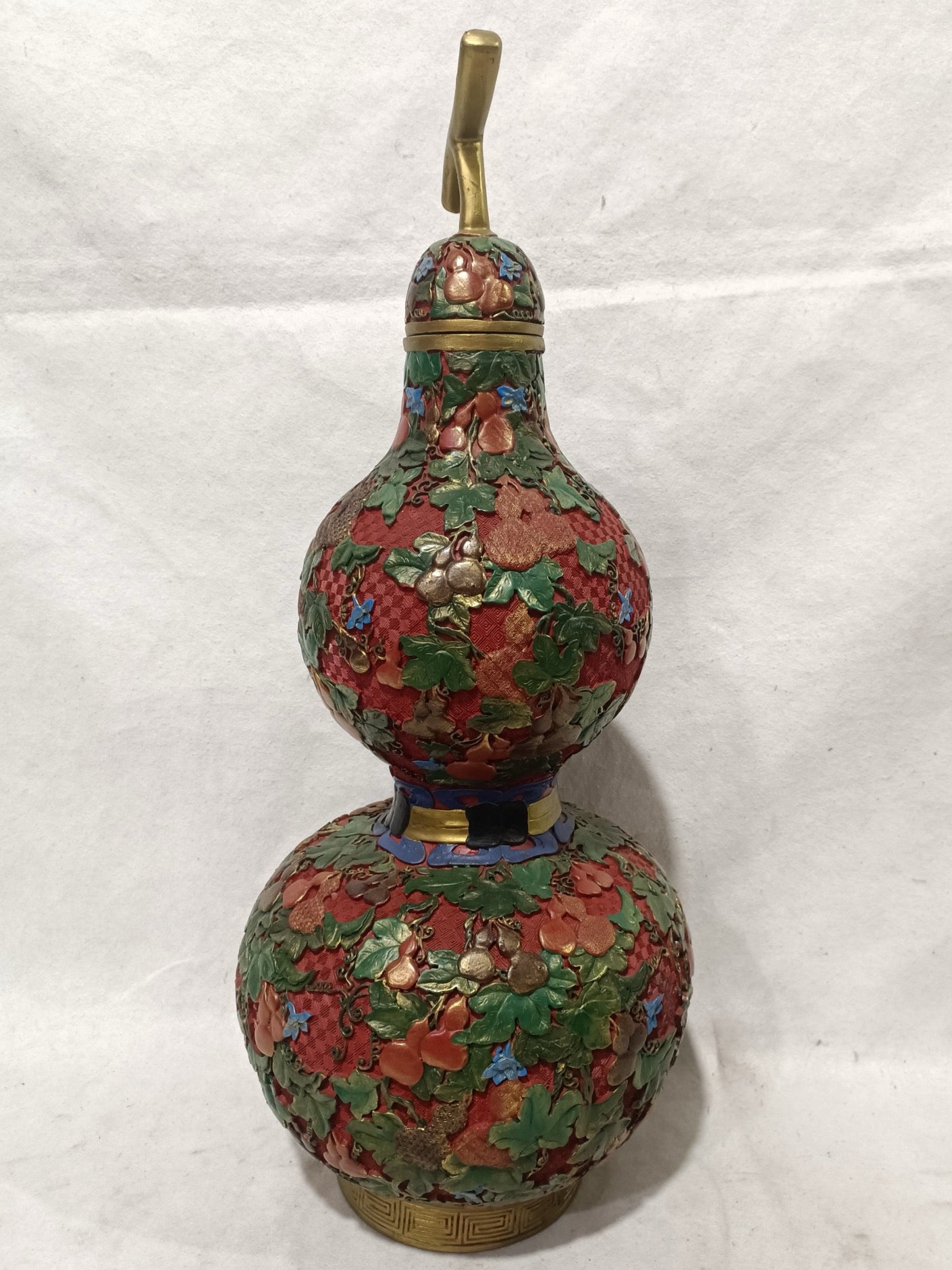 A pair of lacquerware, gourd, and vase