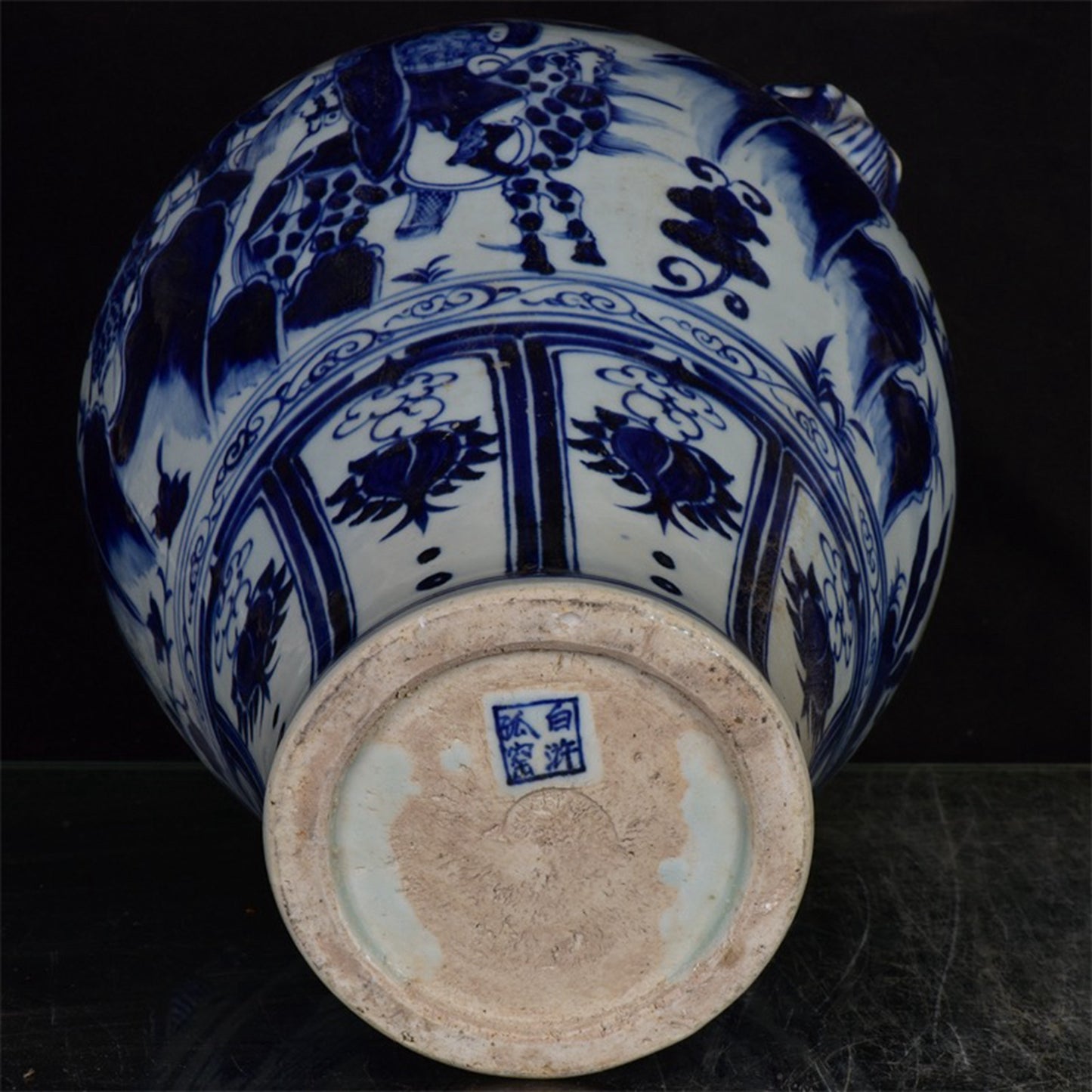Chinese antique Xiao He's pursuit of Han under the moon, with a double lion ear and a coiled mouth plum vase in the Xin pattern