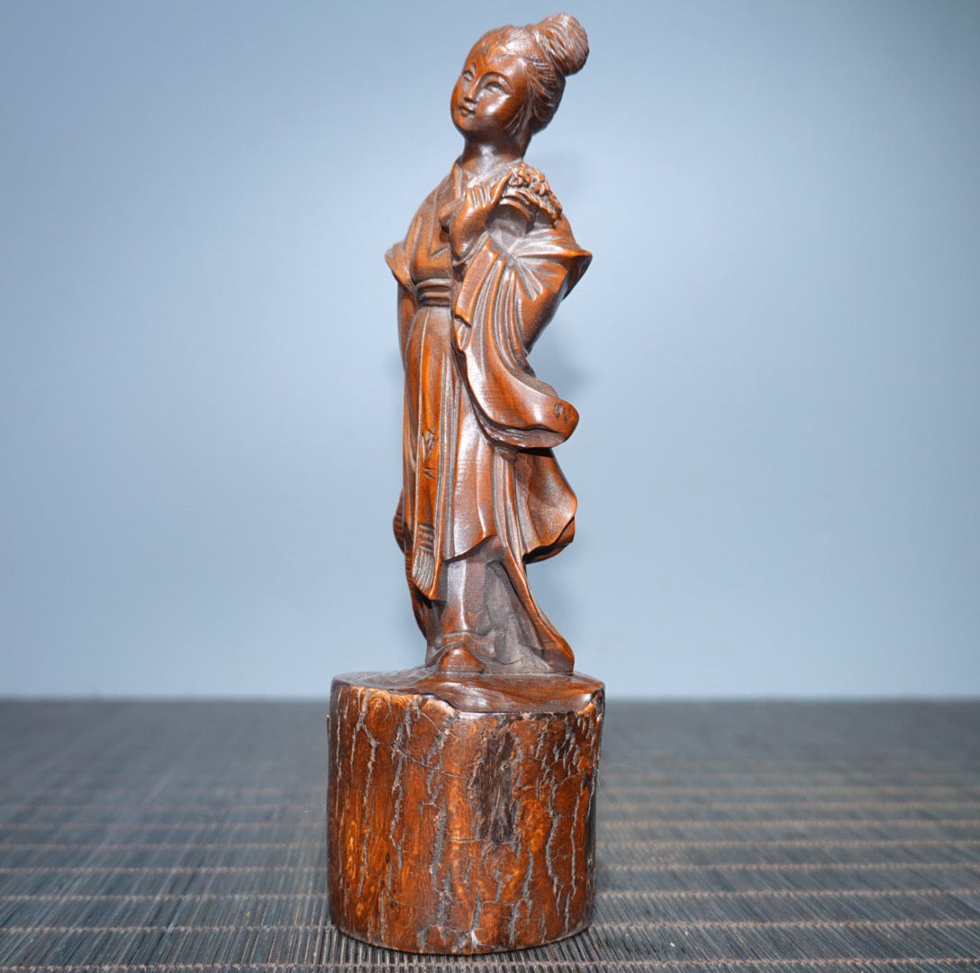Small leaved boxwood carved female statue