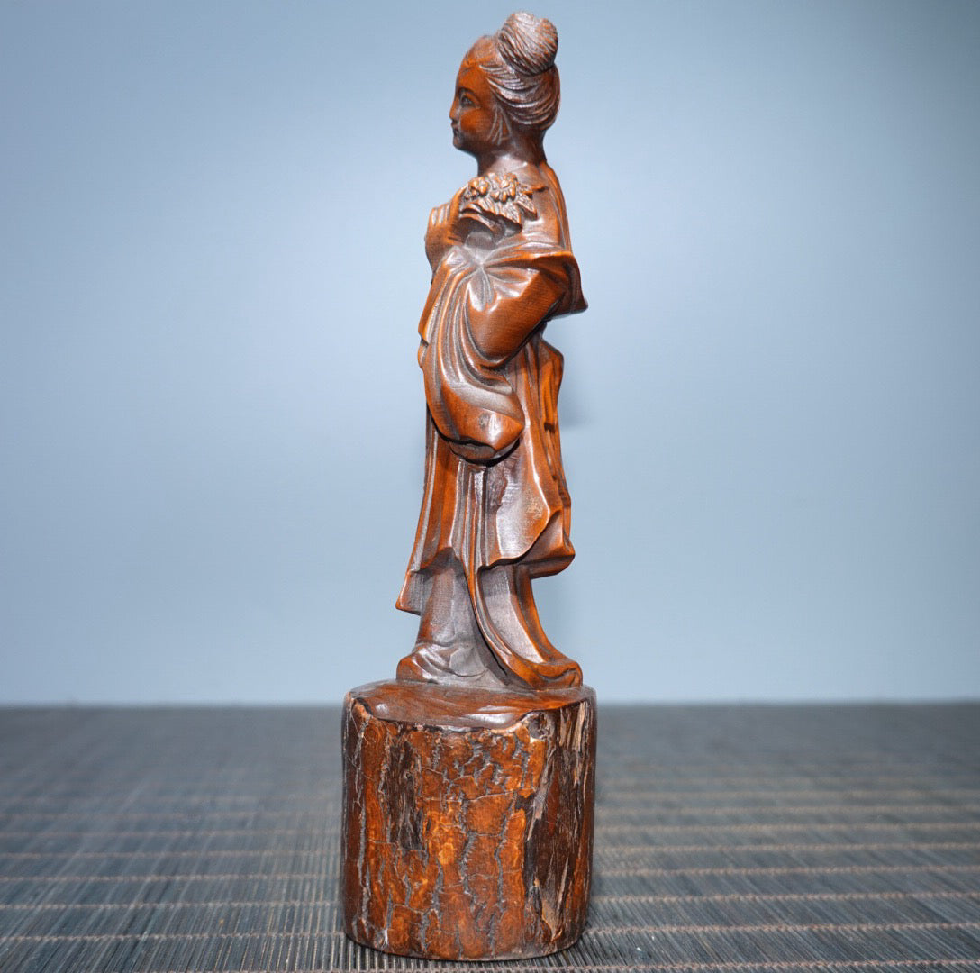 Small leaved boxwood carved female statue