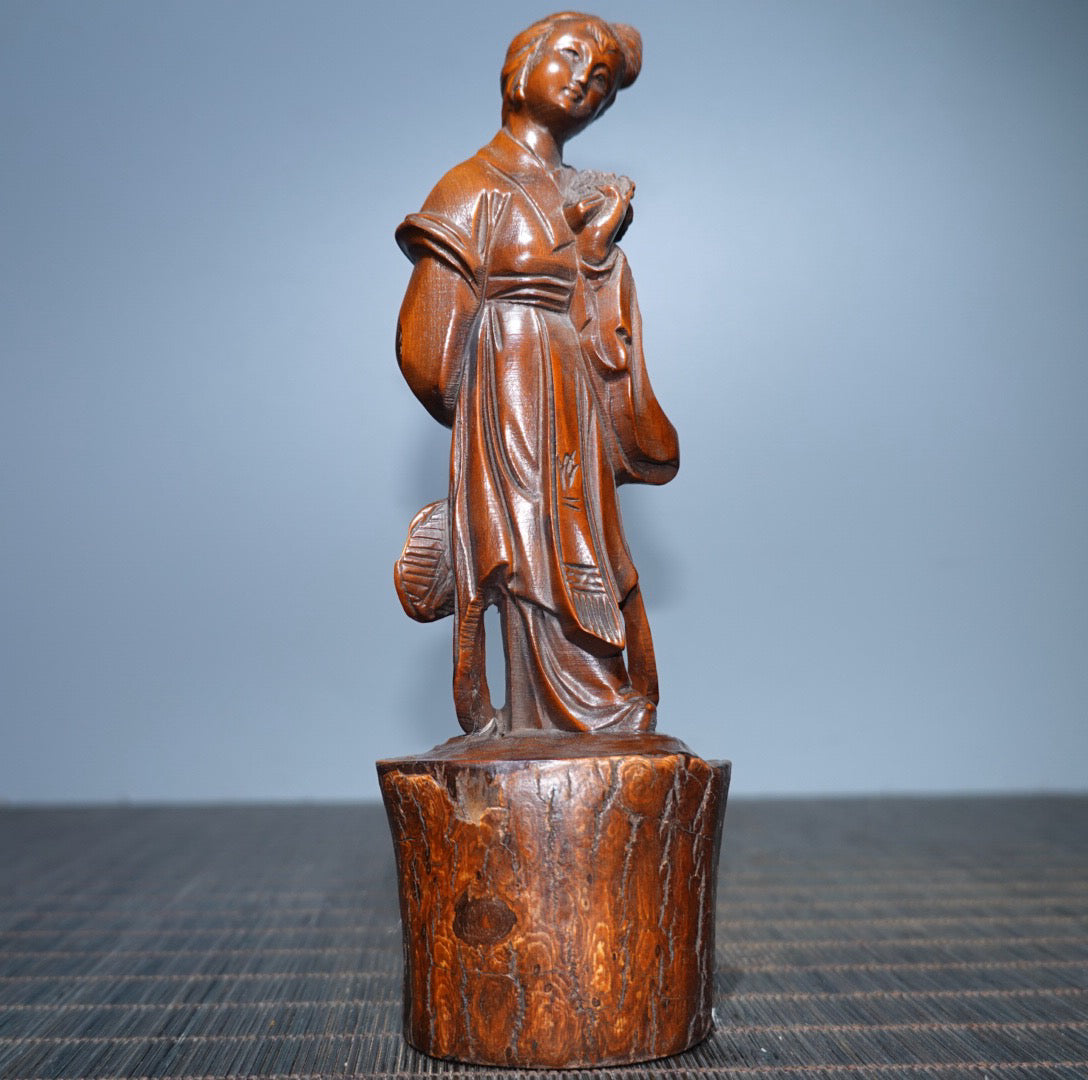 Small leaved boxwood carved female statue