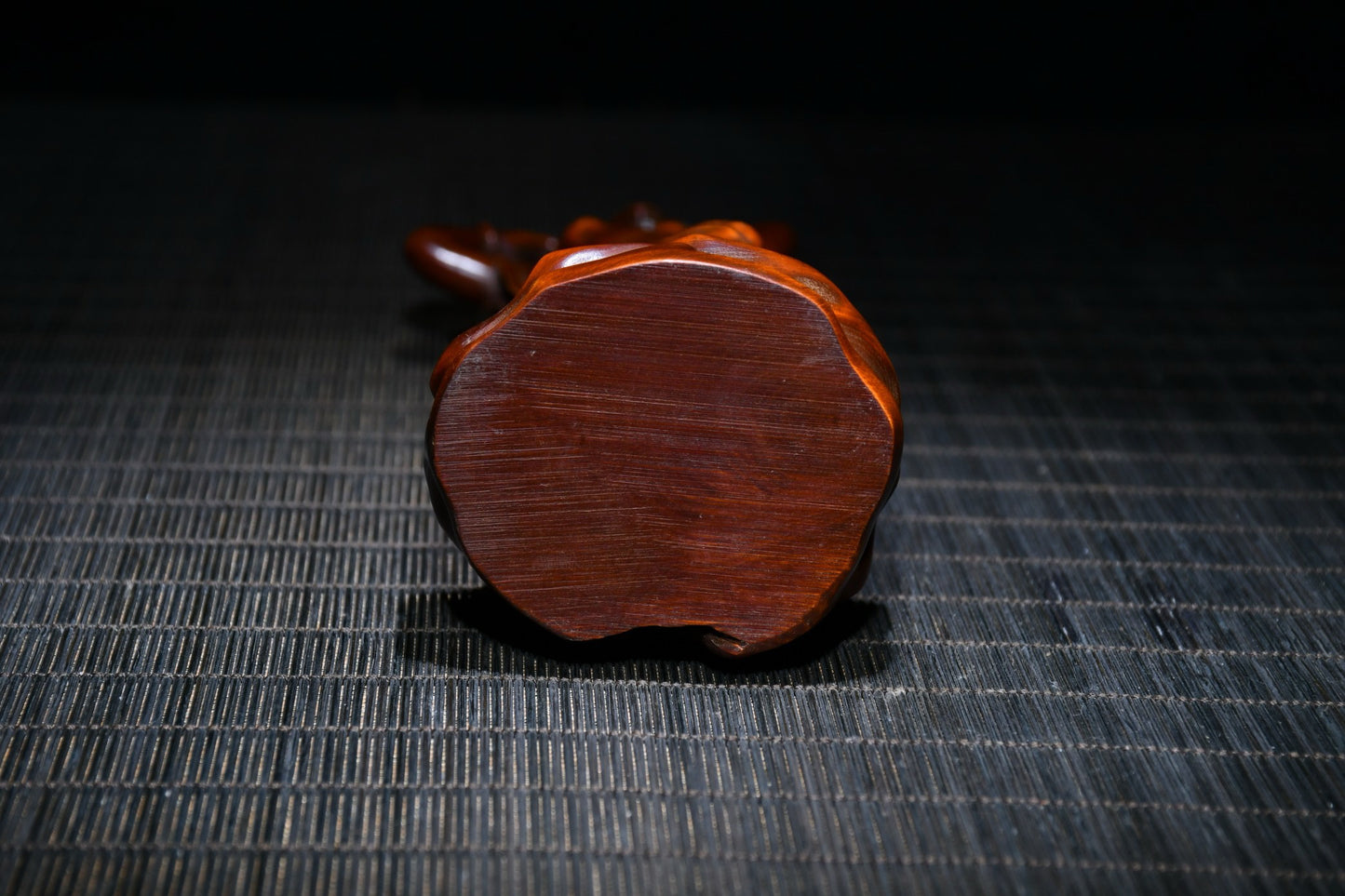 Huangyang wood is exquisitely carved into a statue of a beautiful woman in Xishi