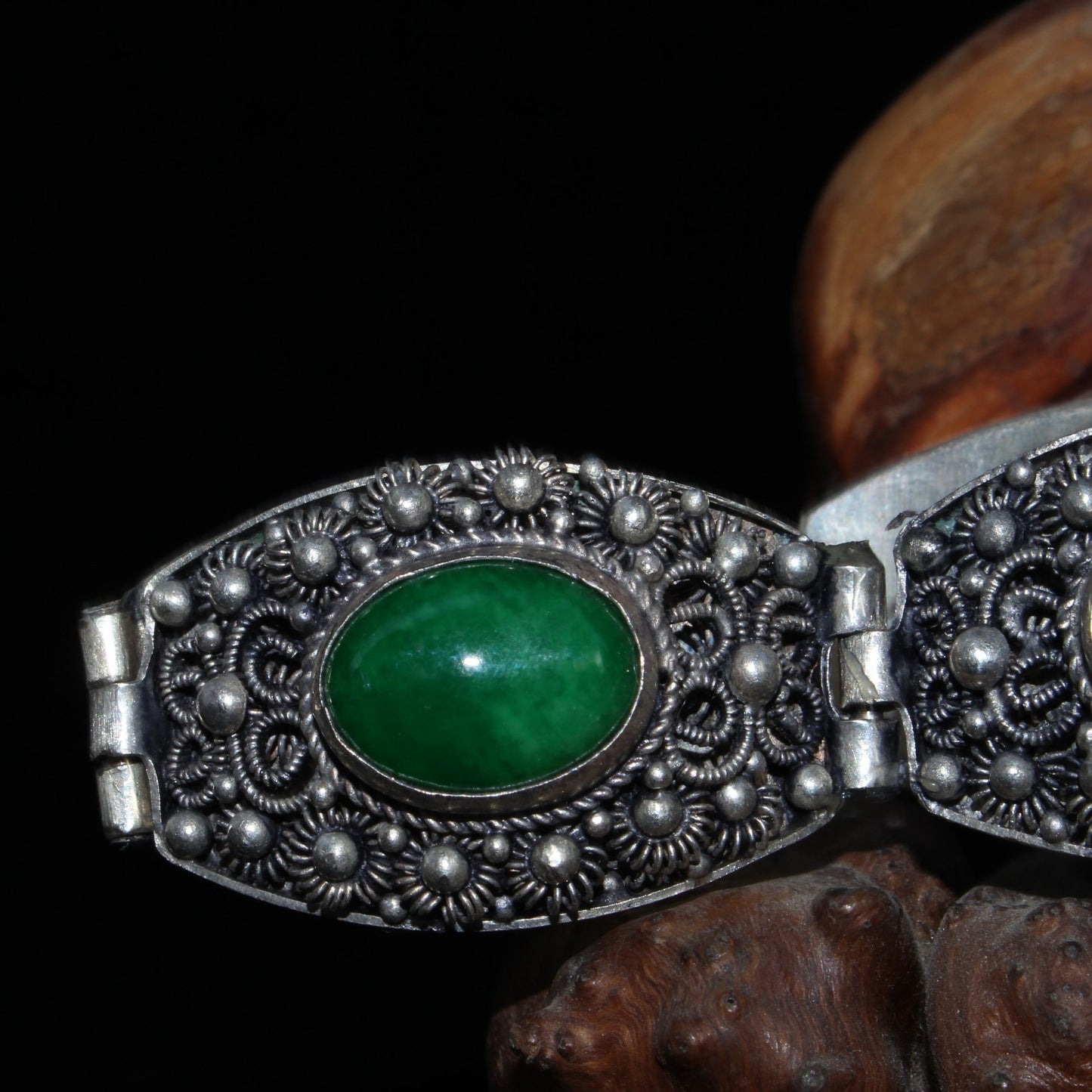 Early collection of pure white copper wire inlaid with emerald gemstone bracelets, bracelets, and bracelets