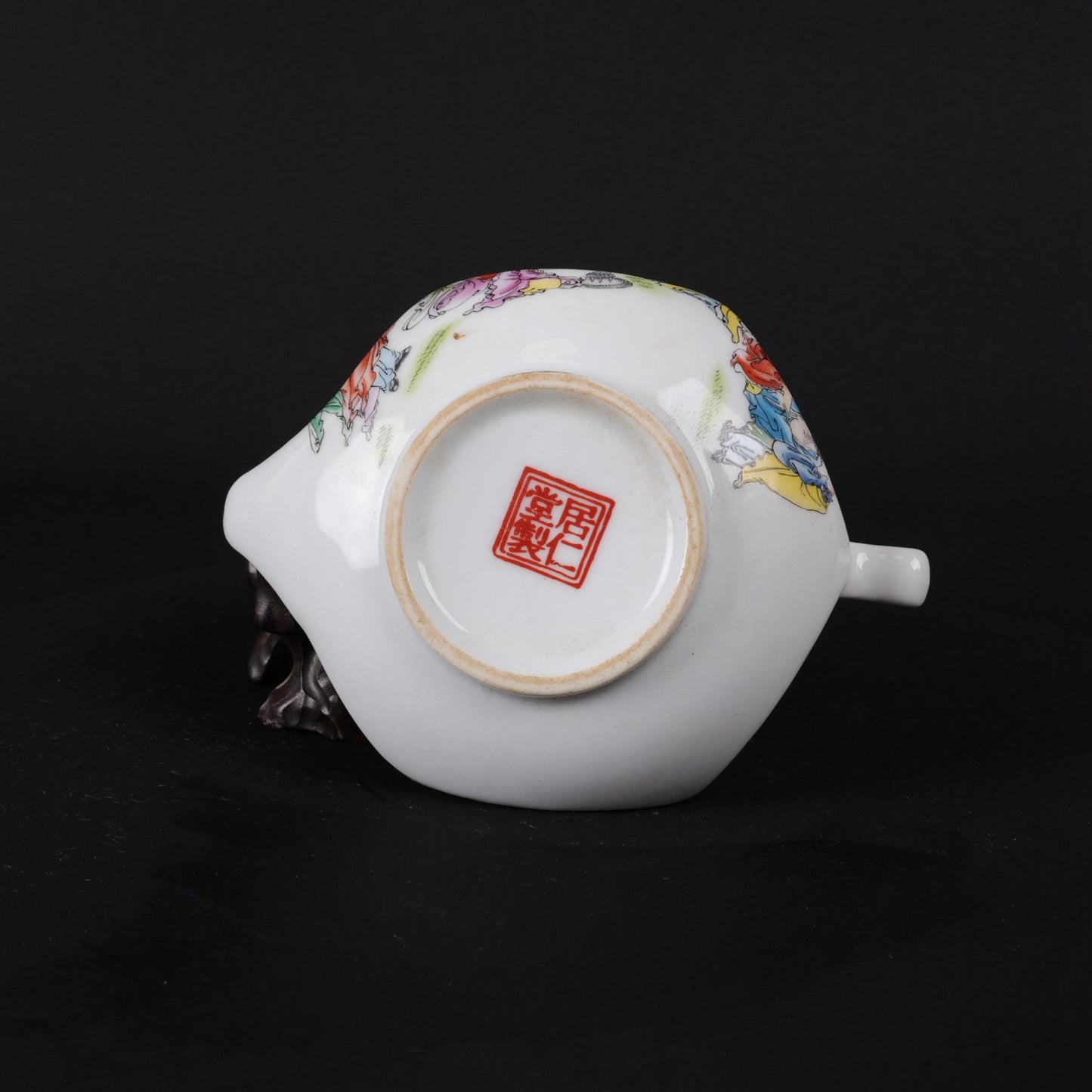 Powder enamel octagonal pot with arhat pattern