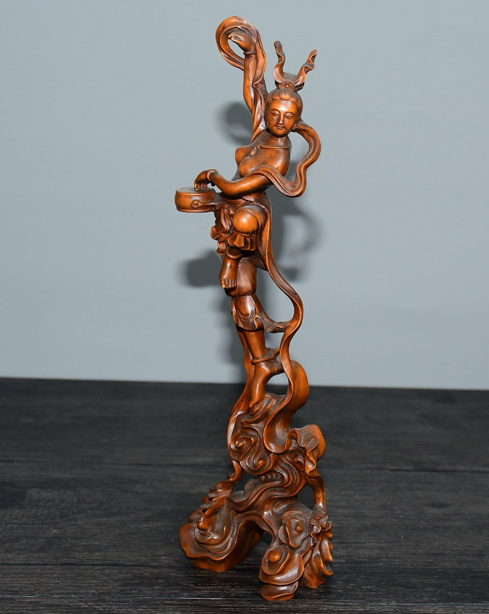 Small leaved boxwood flying ornament