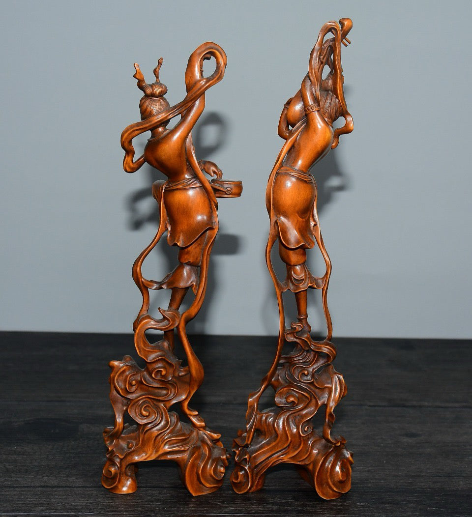 Small leaved boxwood flying ornament