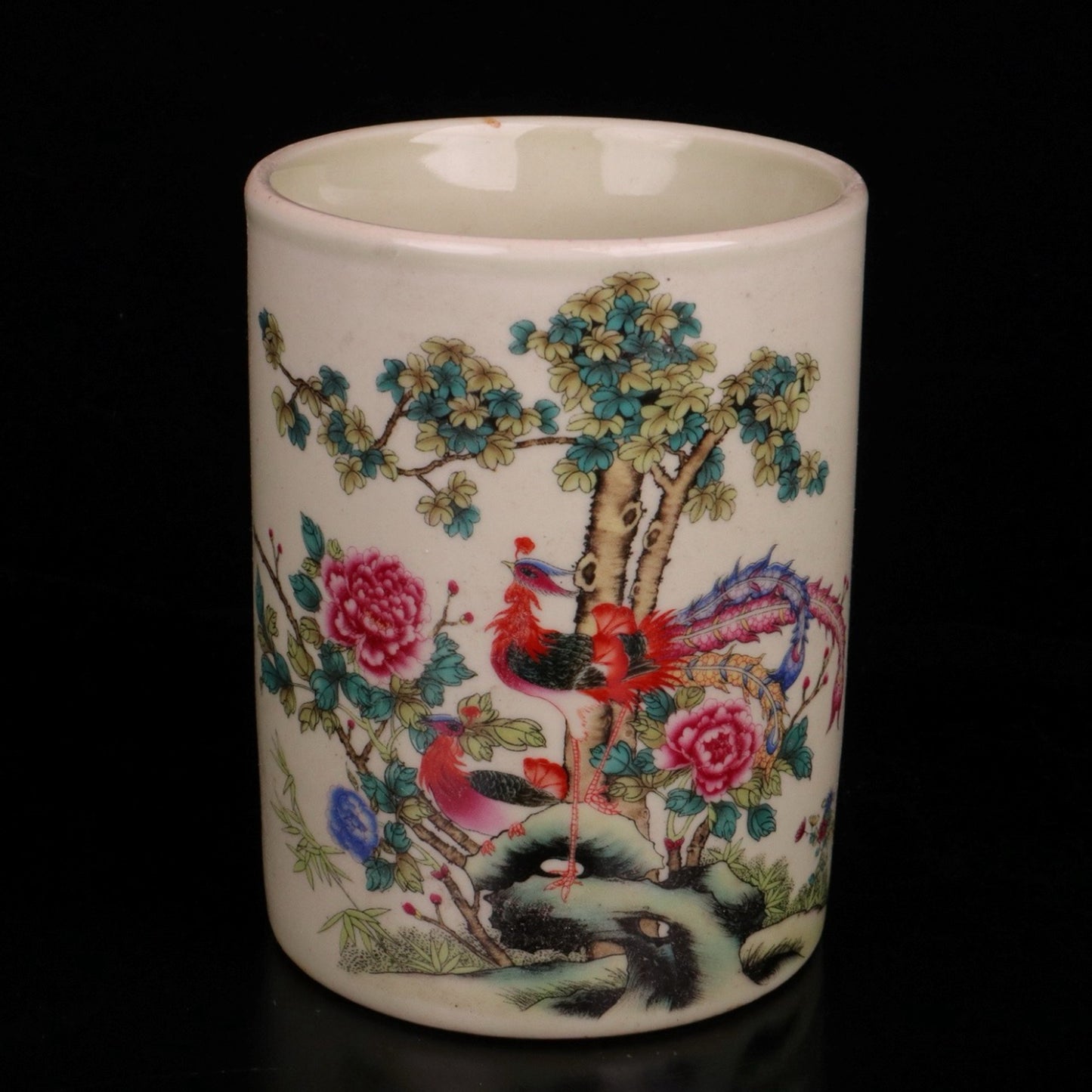 A pair of pink Xiangfeng Laiyi patterned pen holders