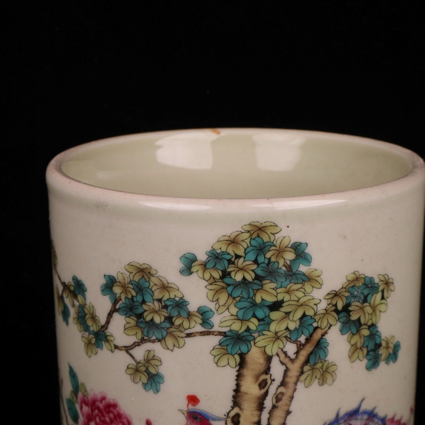 A pair of pink Xiangfeng Laiyi patterned pen holders