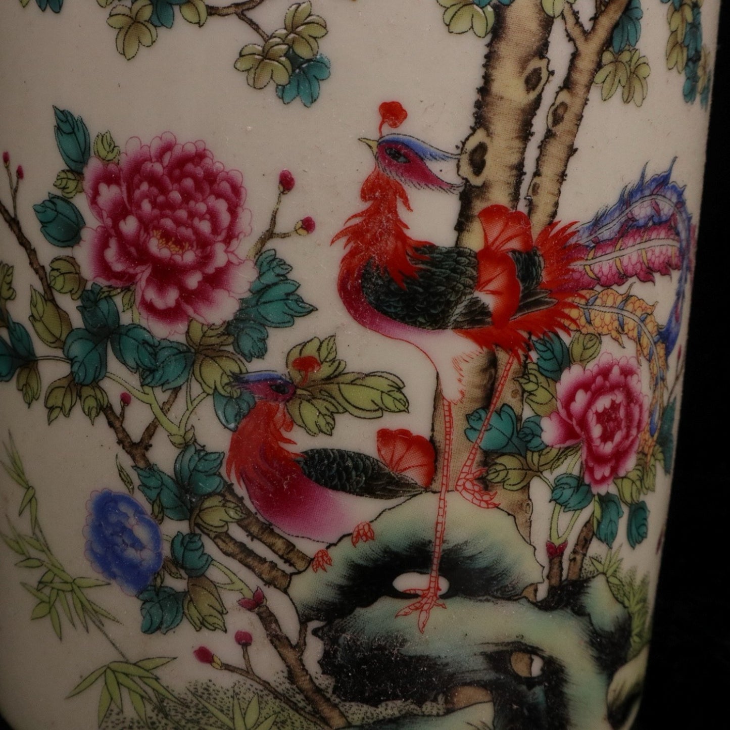 A pair of pink Xiangfeng Laiyi patterned pen holders