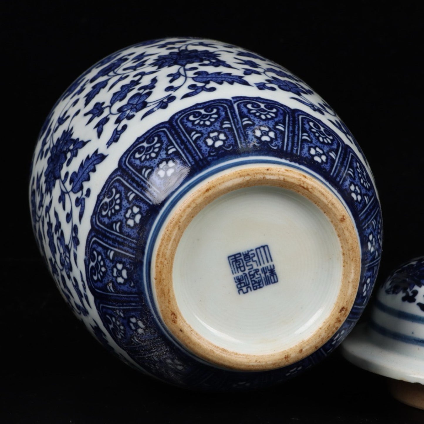 Blue and white intertwined lotus patterned general jar