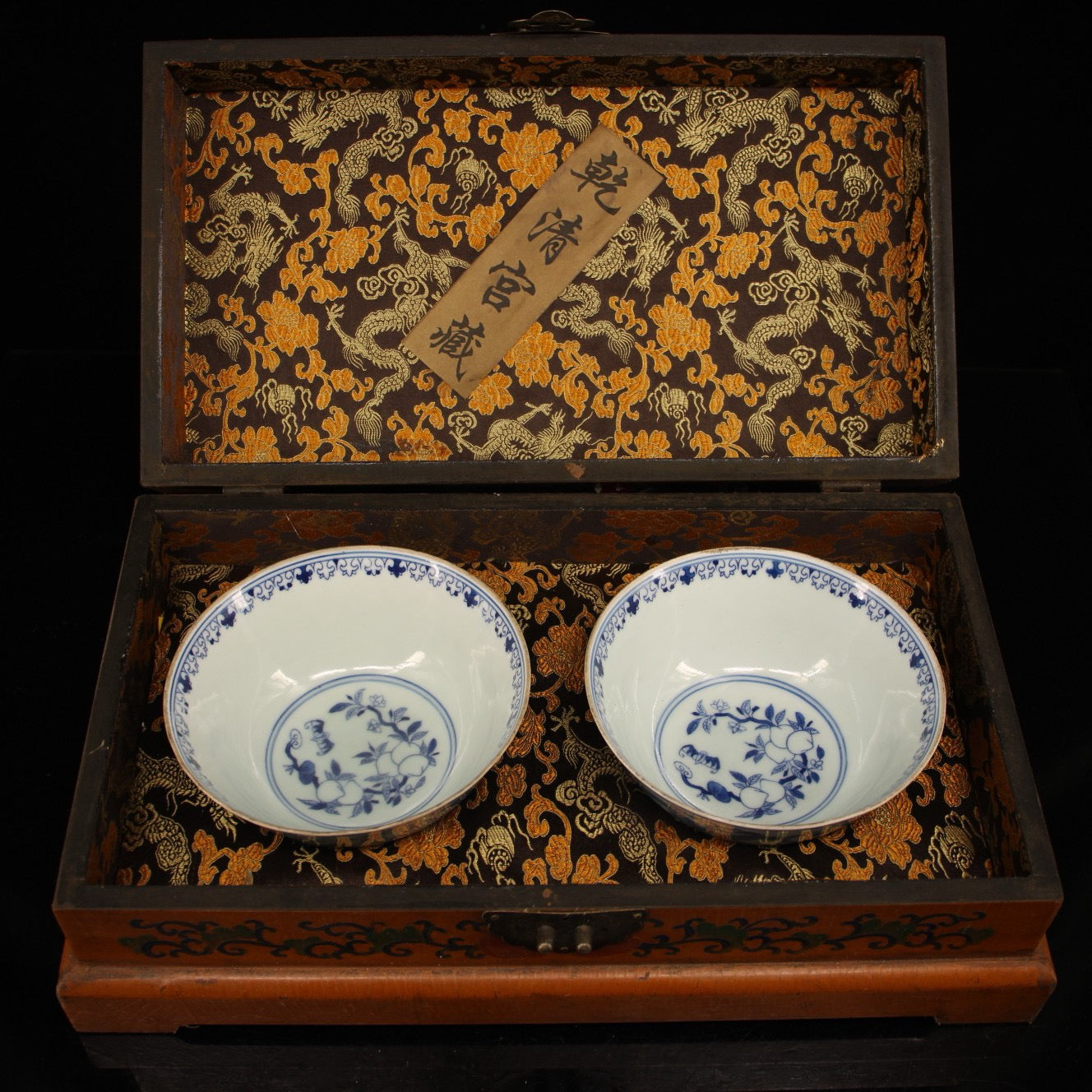 A pair of pure handmade blue and white dragon and phoenix porcelain bowls for collecting Chinese antiques
