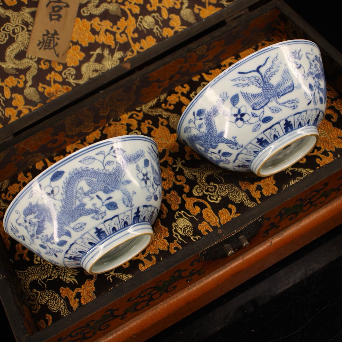 A pair of pure handmade blue and white dragon and phoenix porcelain bowls for collecting Chinese antiques