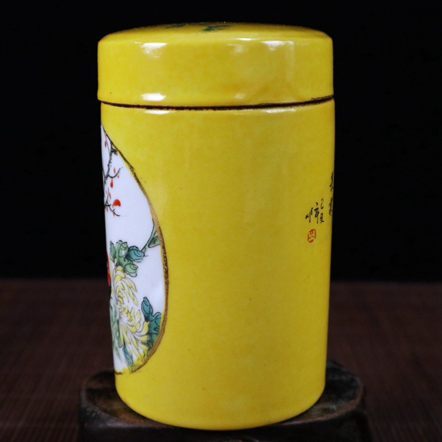 Yellow glazed window with flower and bird pattern tea tube