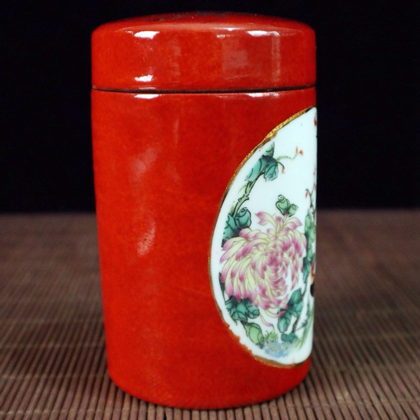 Red glazed window with flower and bird pattern tea tube