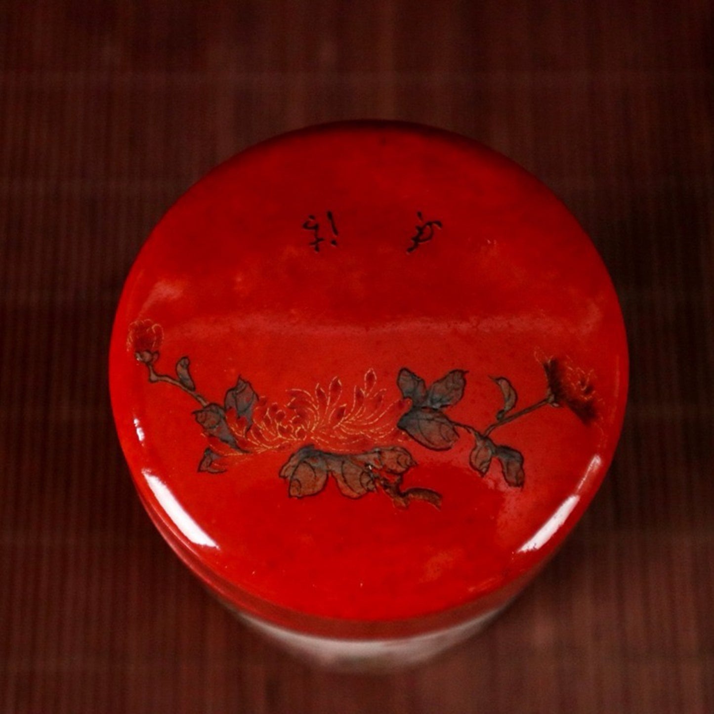 Red glazed window with flower and bird pattern tea tube