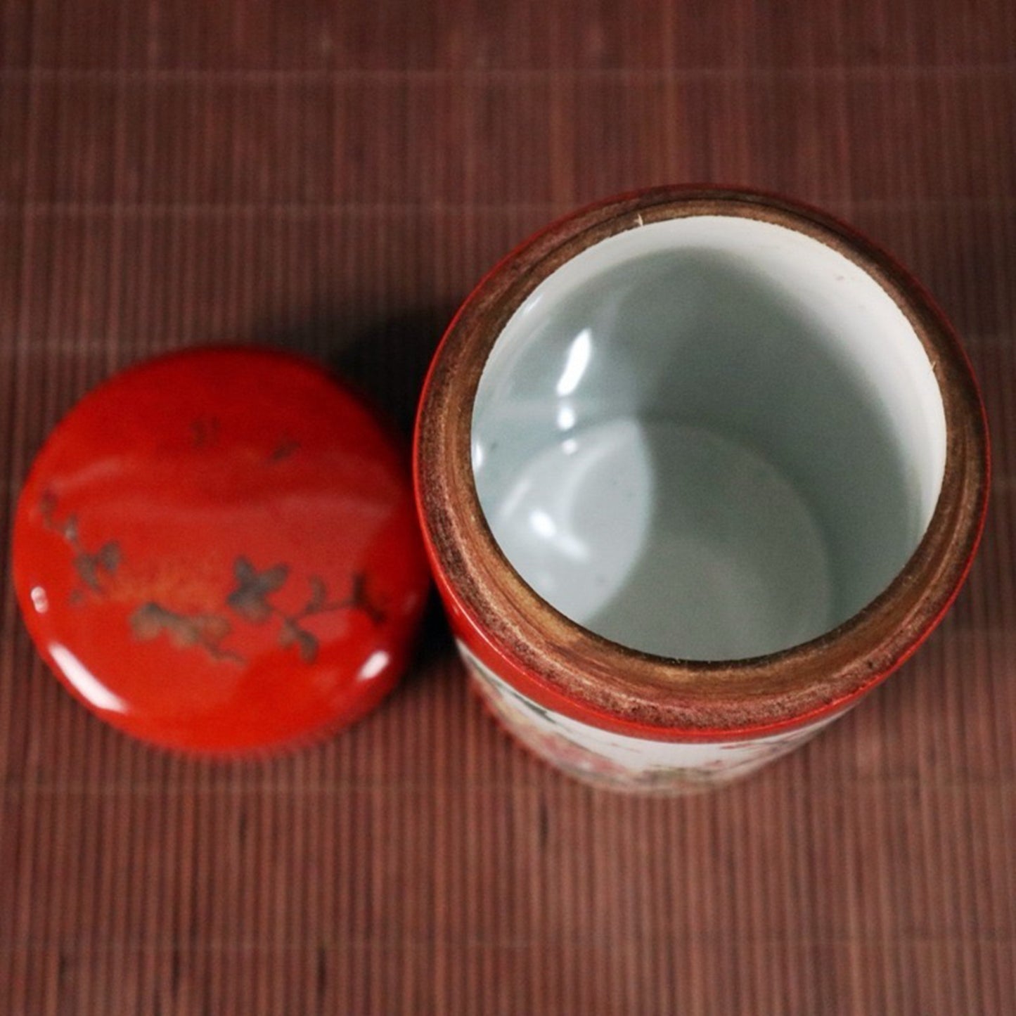Red glazed window with flower and bird pattern tea tube