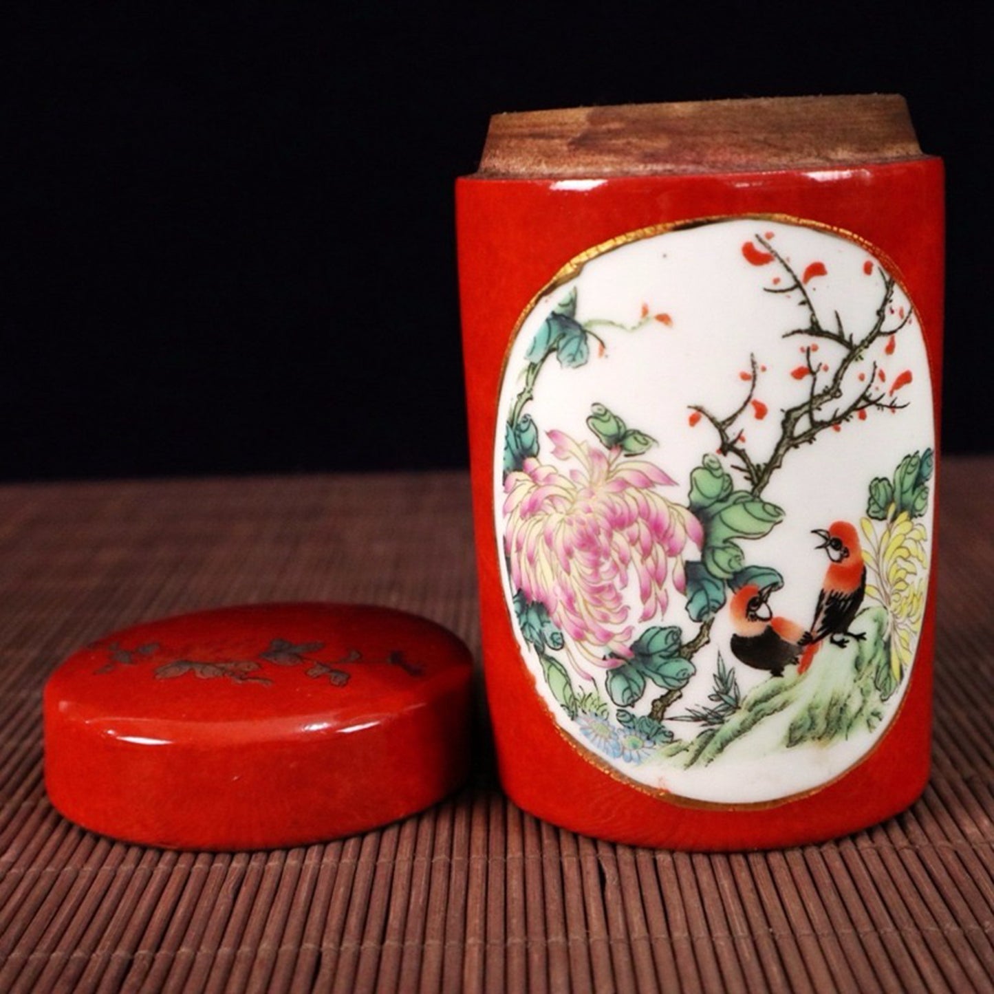 Red glazed window with flower and bird pattern tea tube