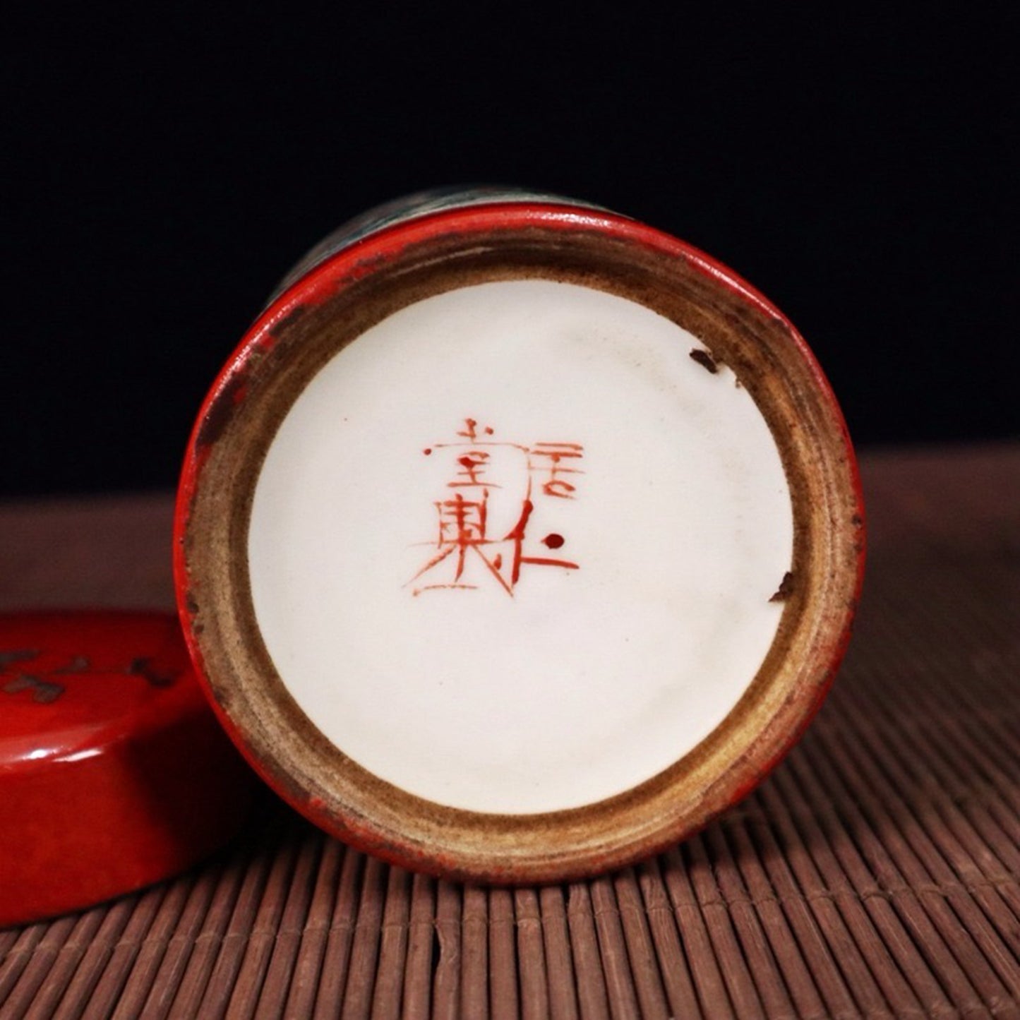 Red glazed window with flower and bird pattern tea tube