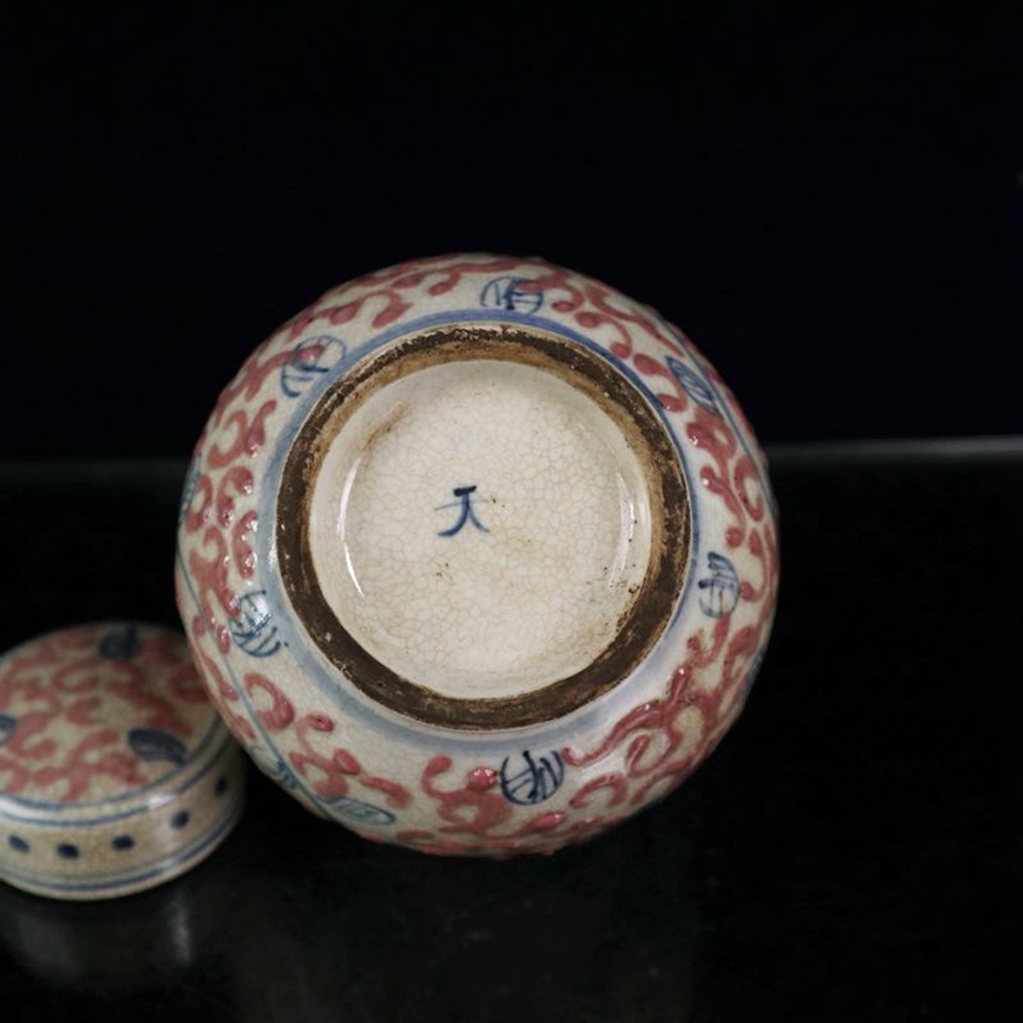 Open piece blue and white glazed red lion patterned lid jar