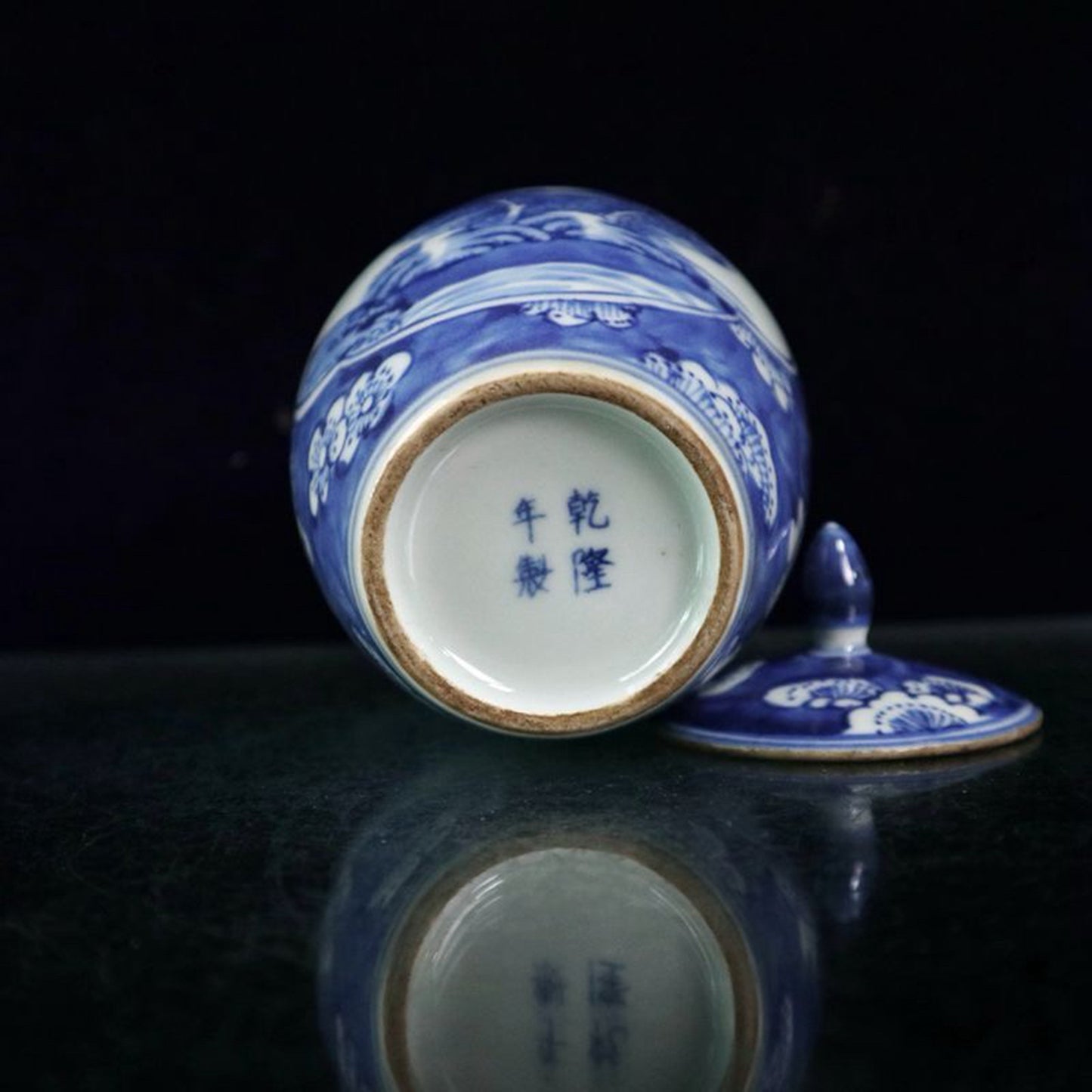 Blue and white ice plum patterned mountain and water patterned lid jar