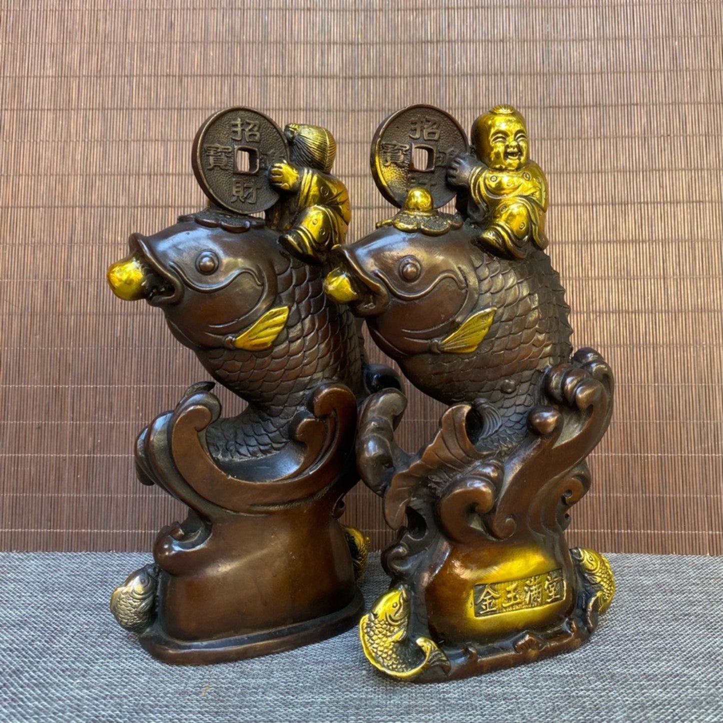 A pair of pure copper, gilded gold, and jade filled the hall