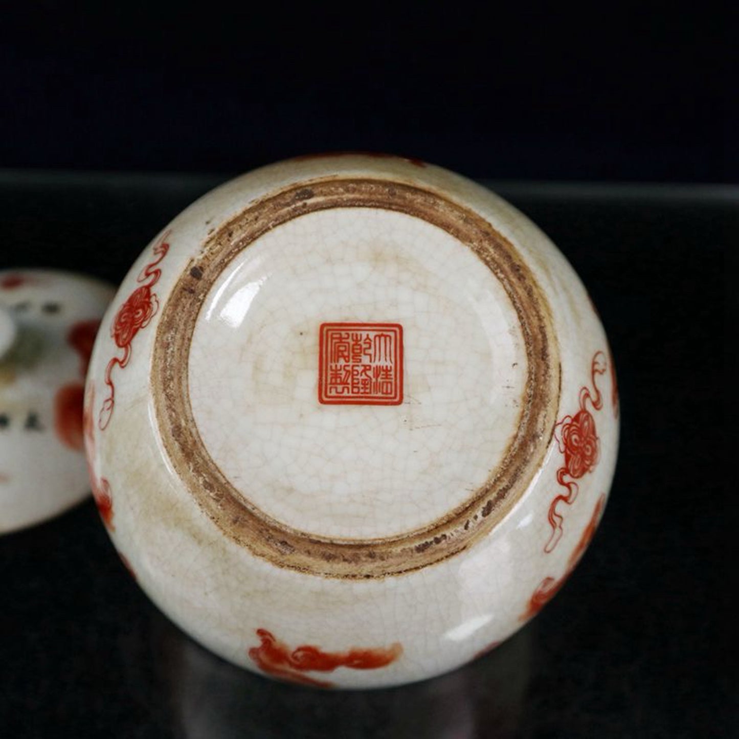 Open panel pink Taishi Shaobao patterned lid jar
