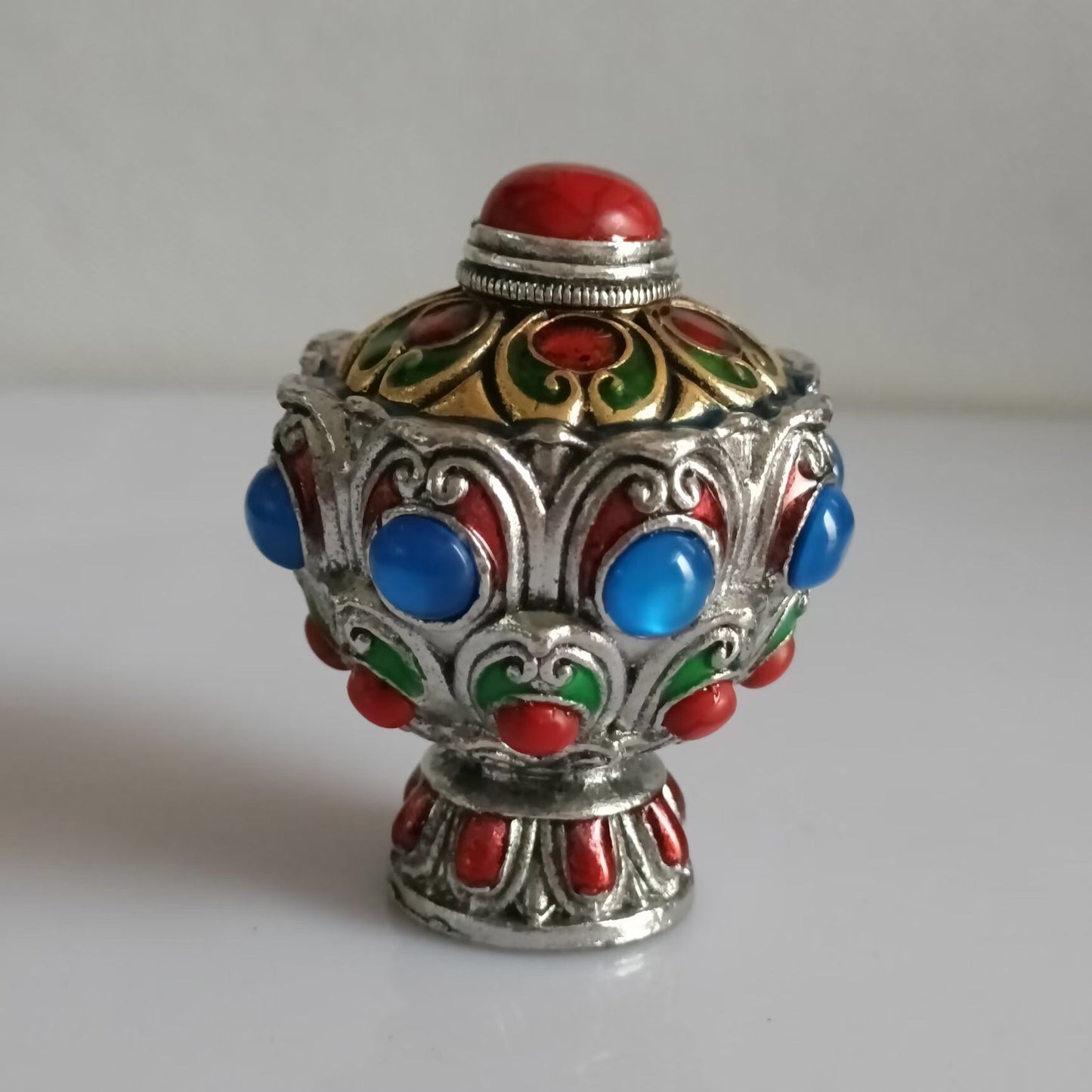 Chinese antique copper inlaid cloisonn é snuff bottle