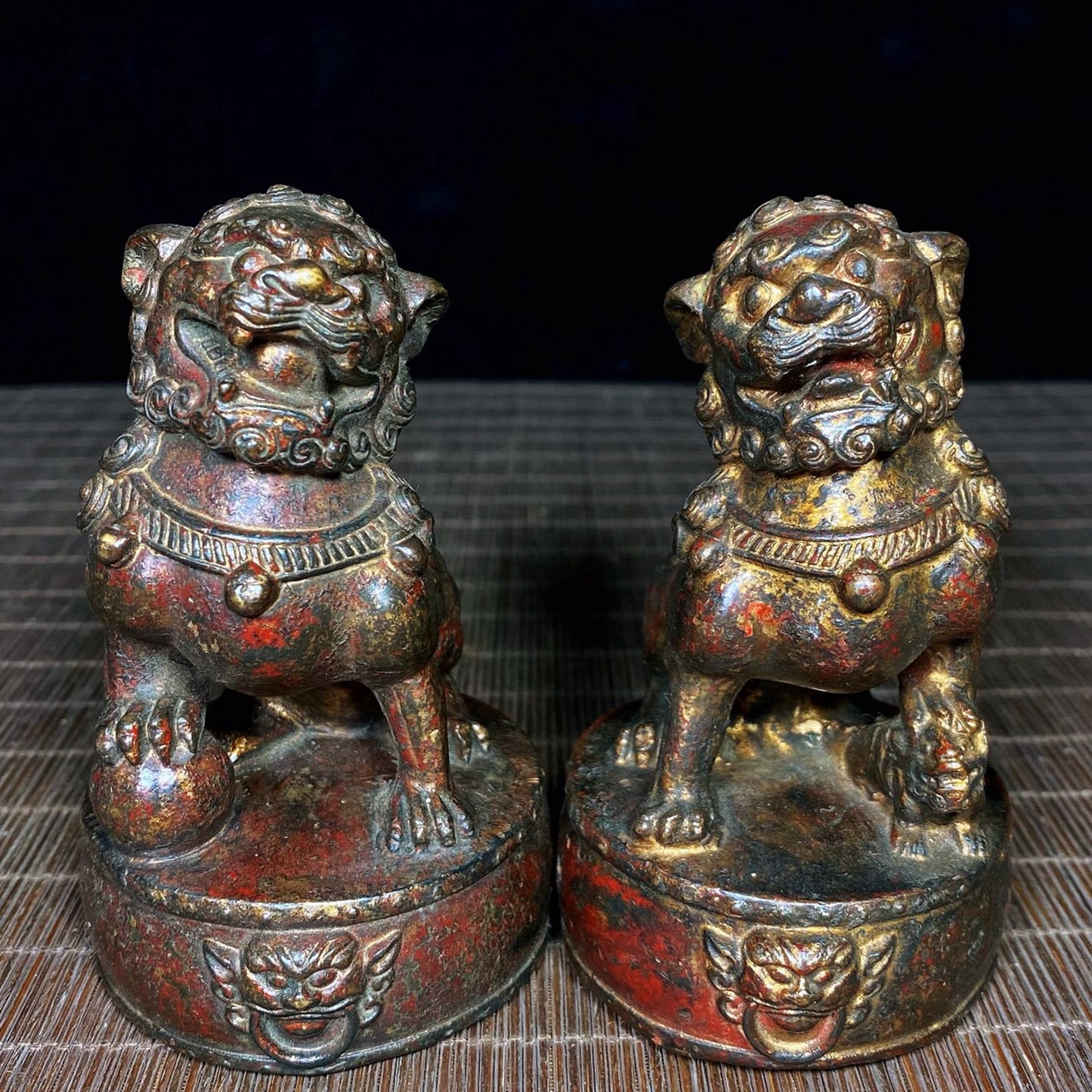 A pair of old copper tire mud gold drum face lions