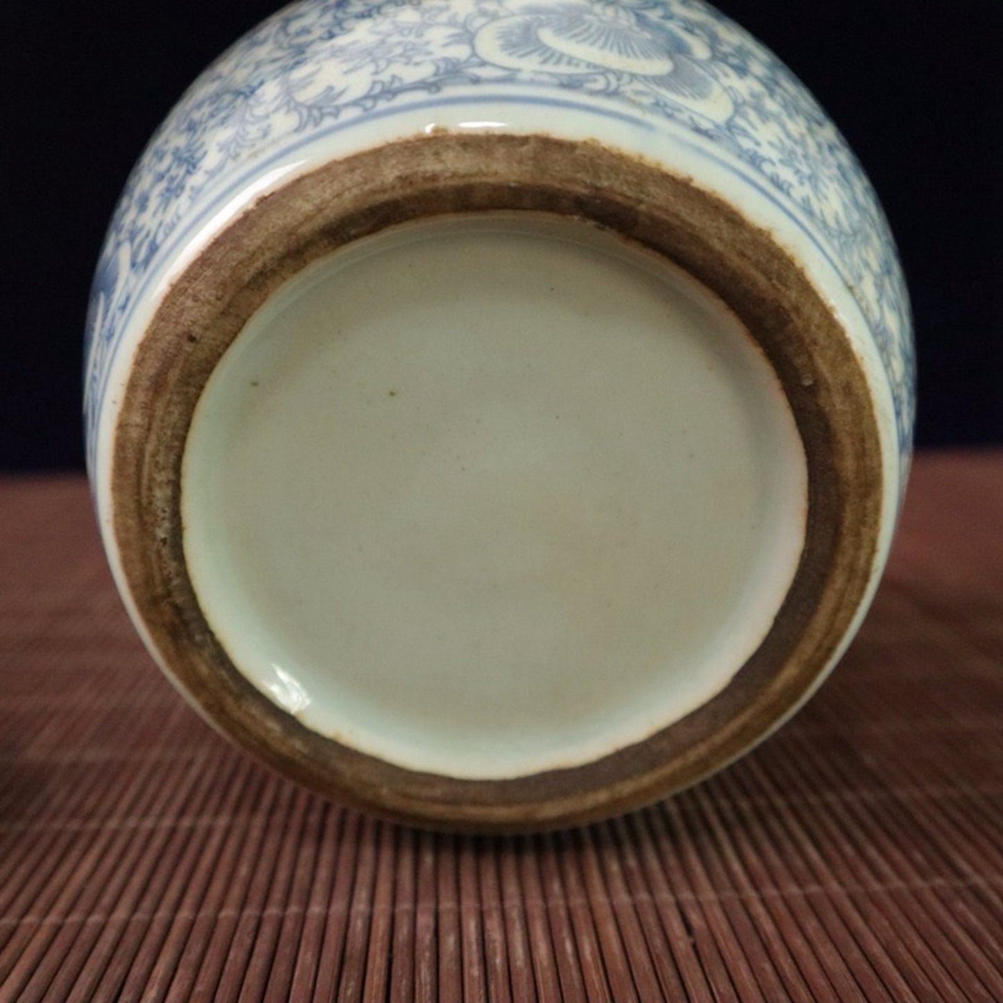 Blue and white lotus patterned happiness shaped jar