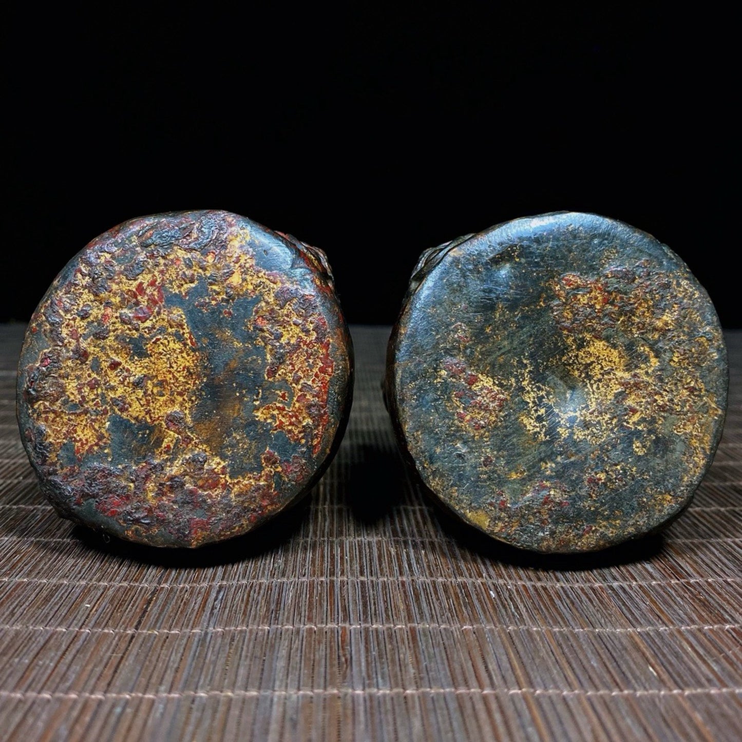 A pair of old copper tire mud gold drum face lions
