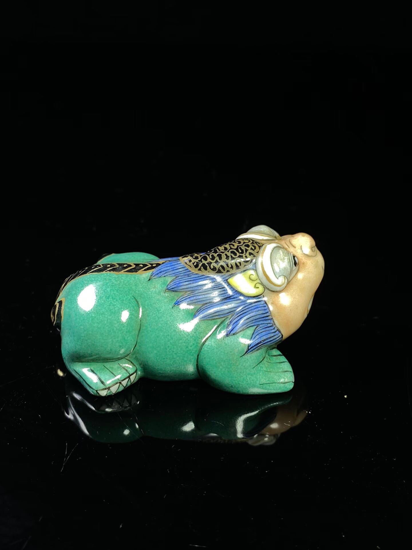 Chinese antique porcelain body painting enamel colored Pixiu shaped snuff bottle