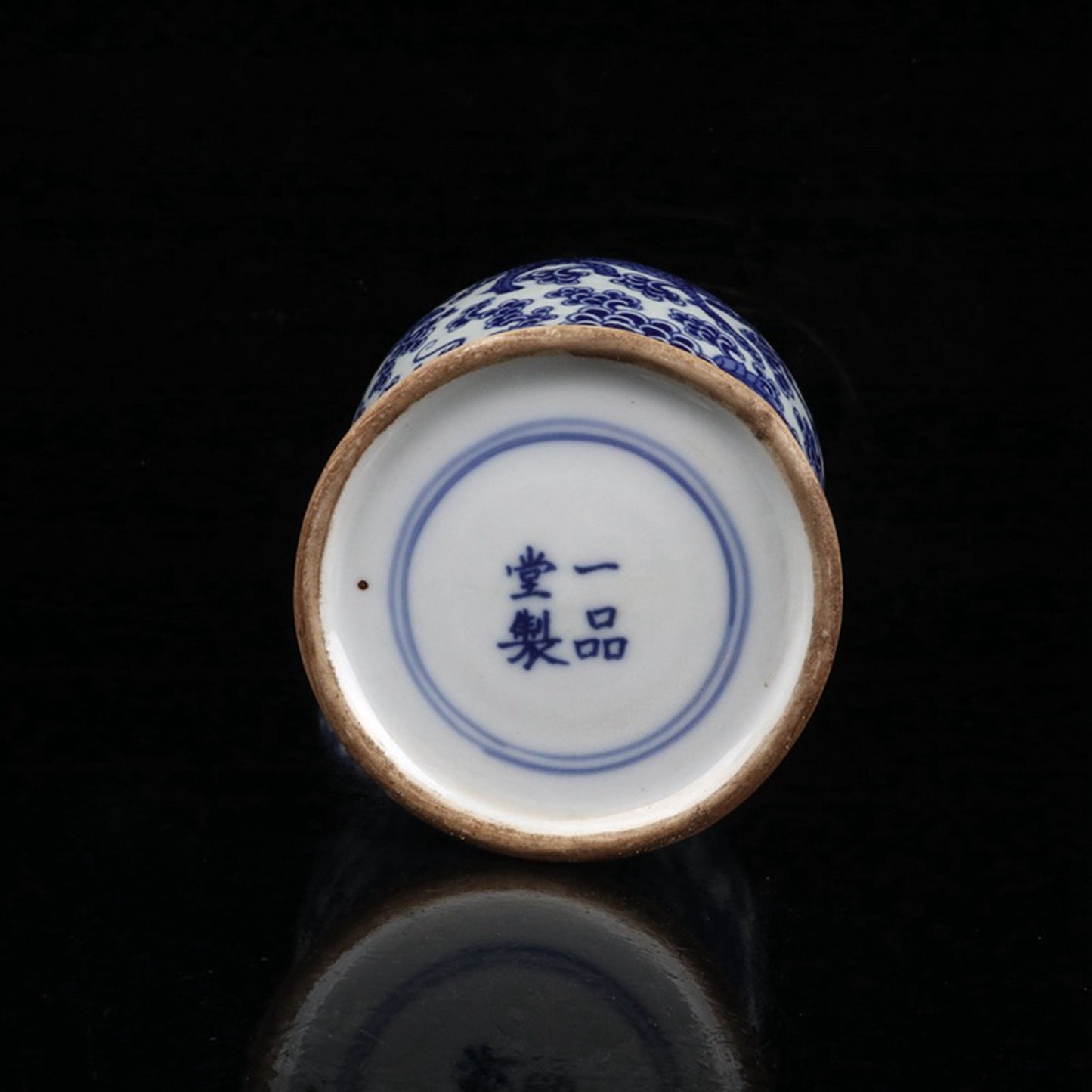 Ceramic blue and white Kirin patterned lid jar