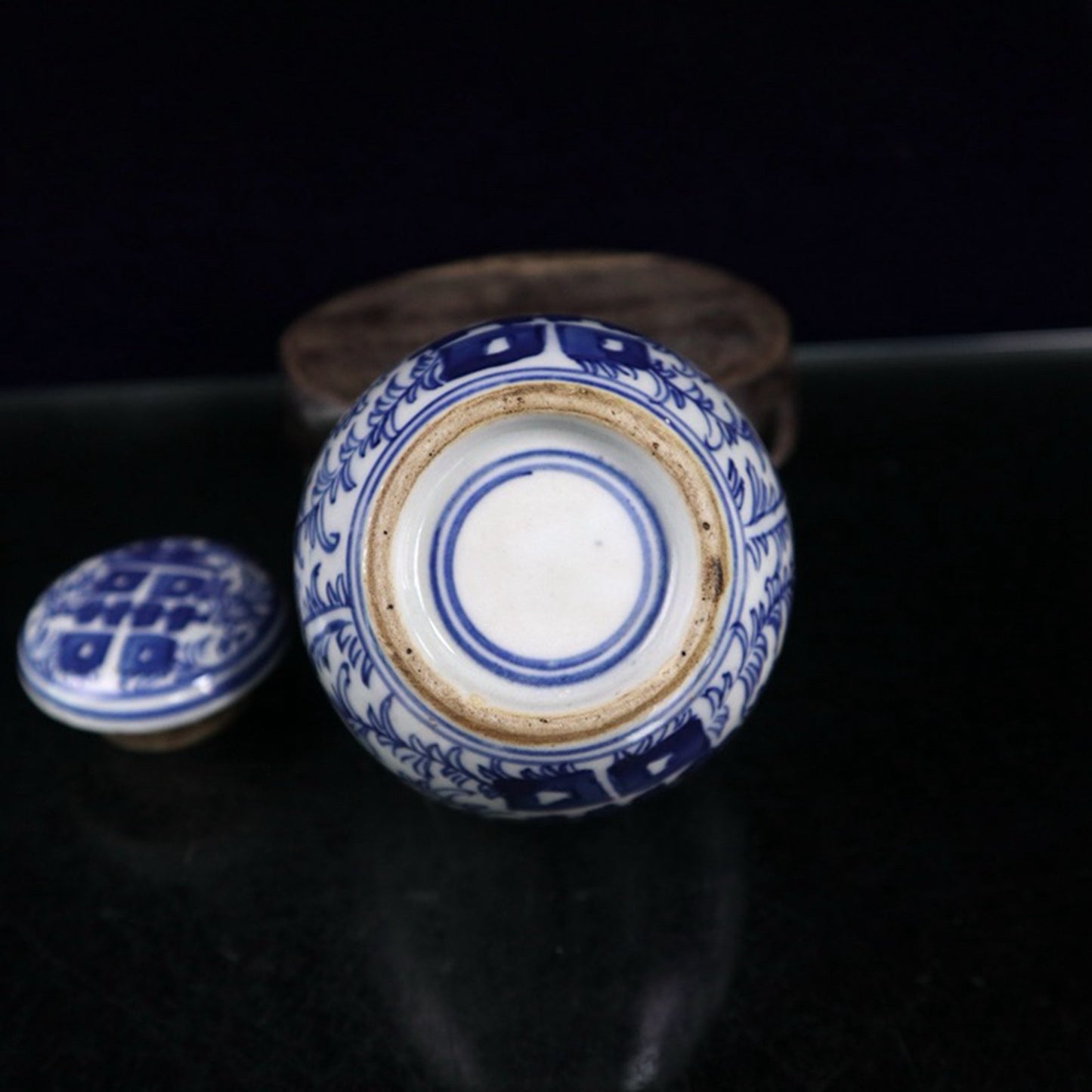 Ceramic blue and white double happiness entangled branch lotus patterned lid jar