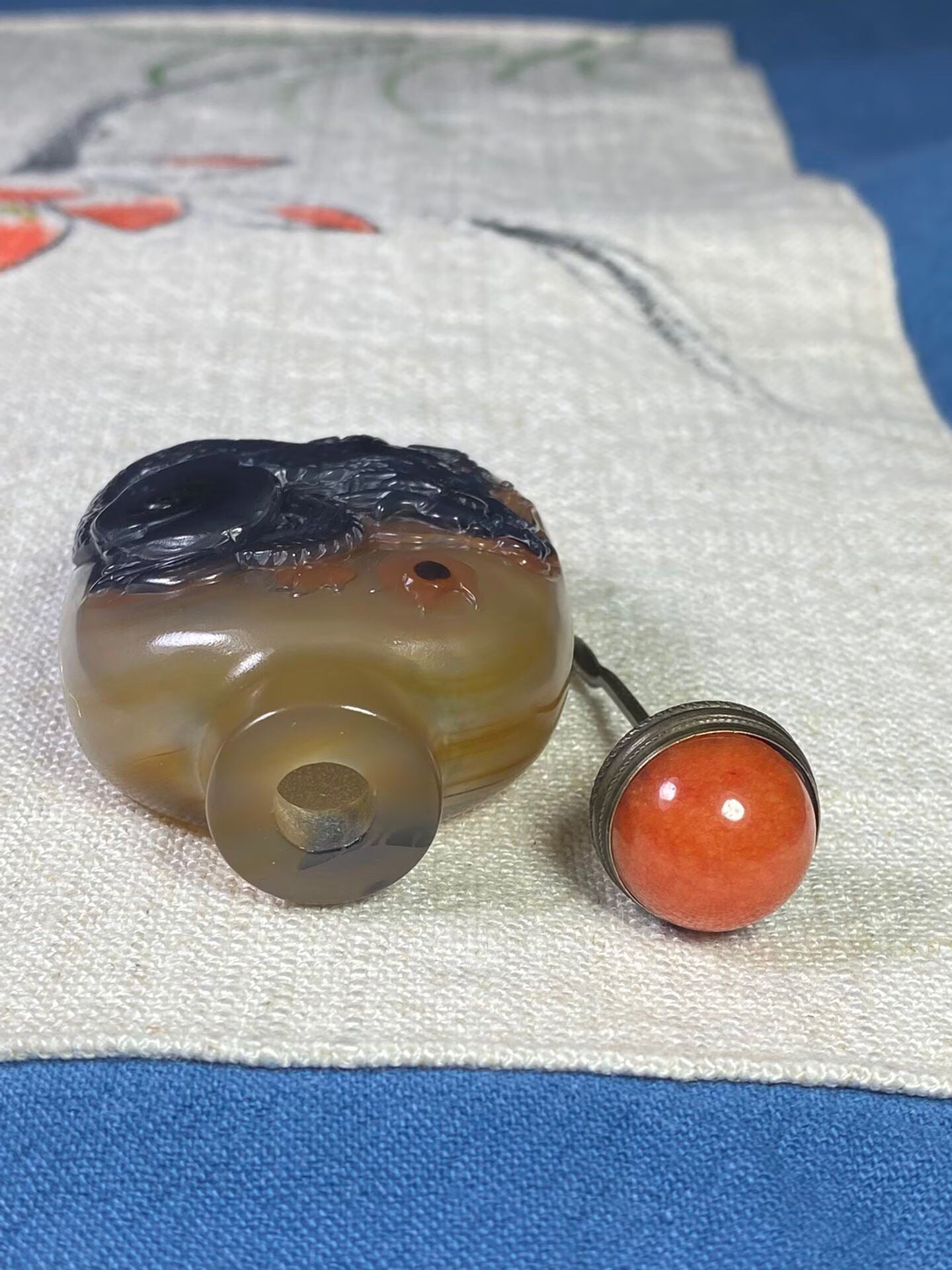 Chinese antique agate beautifully carved snuff bottle