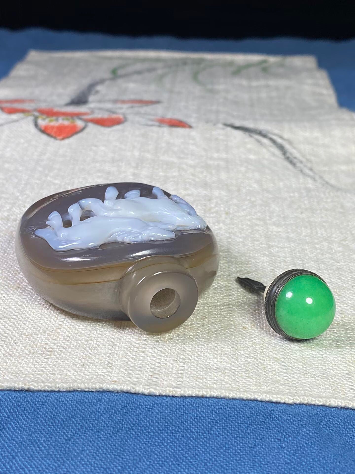 Chinese antique agate beautifully carved snuff bottle