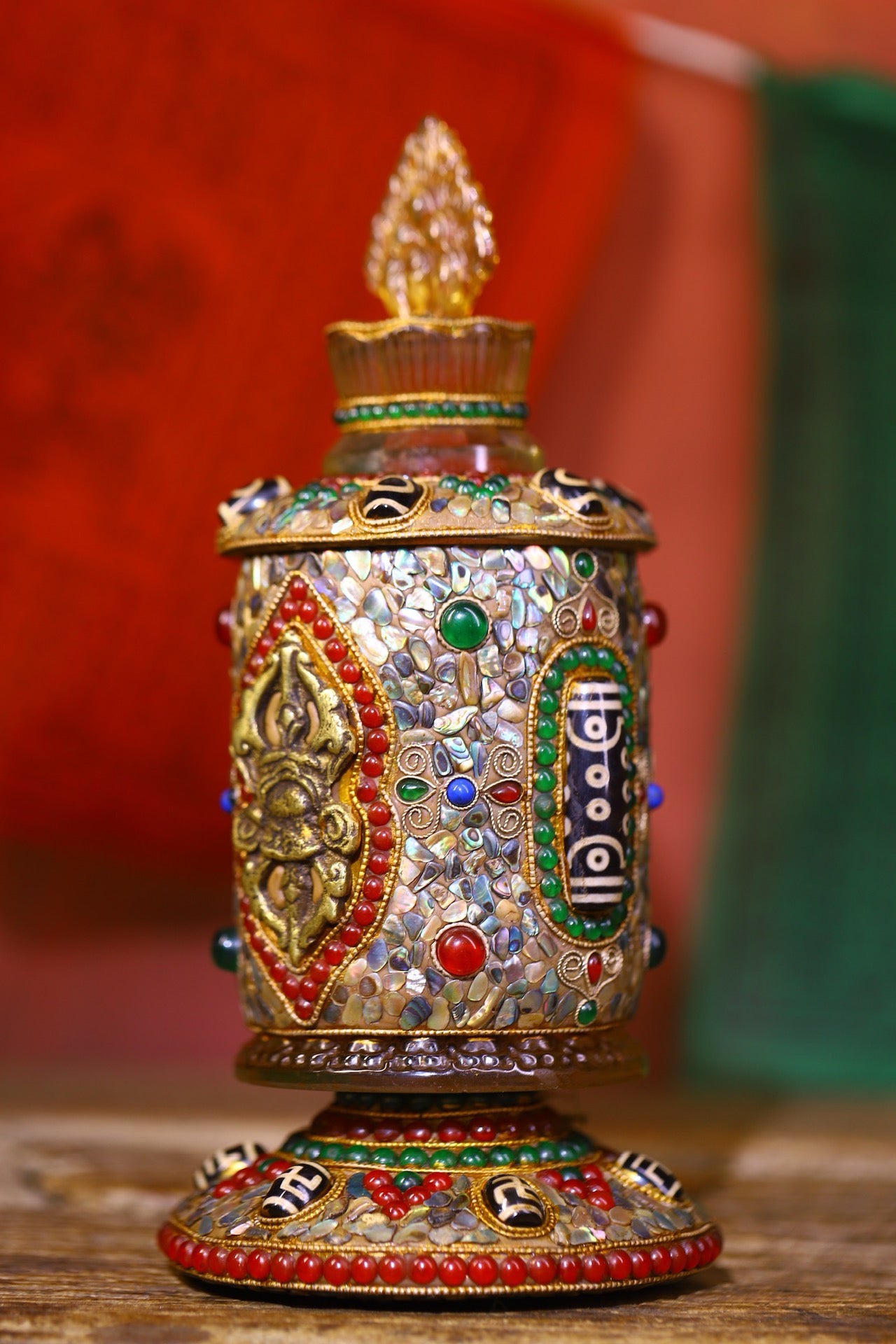 Crystal carving, inlaid with celestial beads, gemstone jar