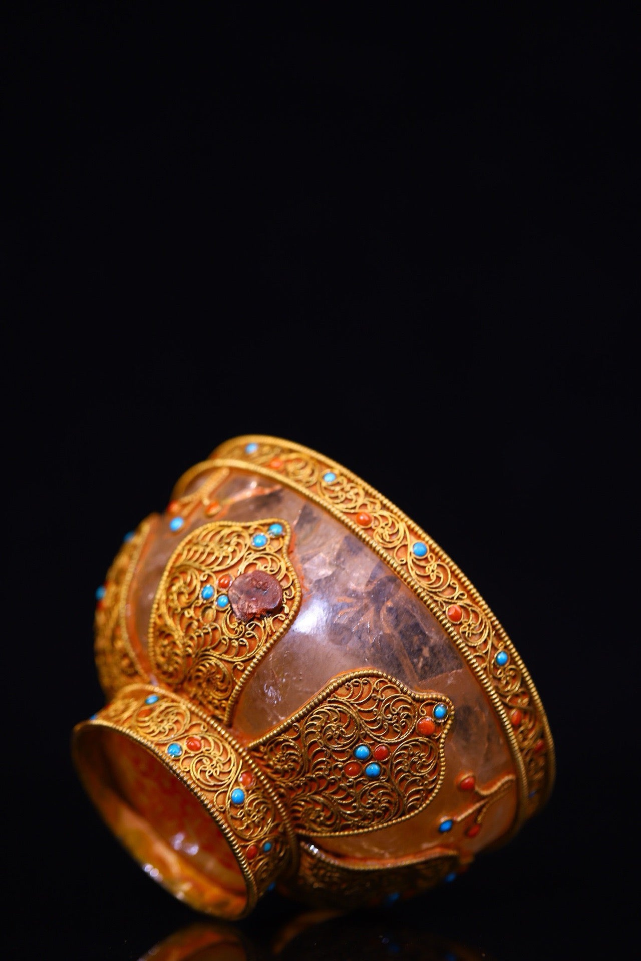 Natural crystal, pure handmade hammering, chiseling, gilded filigree inlaid with gemstones, serving as a bowl