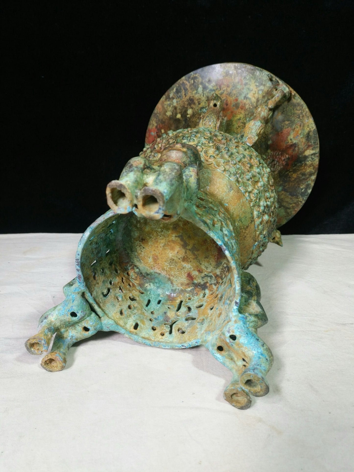 Bronze vessel beast ear statue