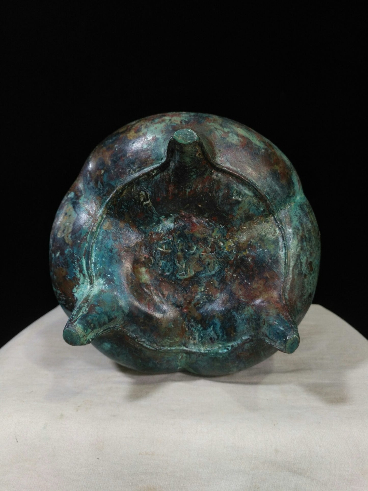 Bronze vessel tripod