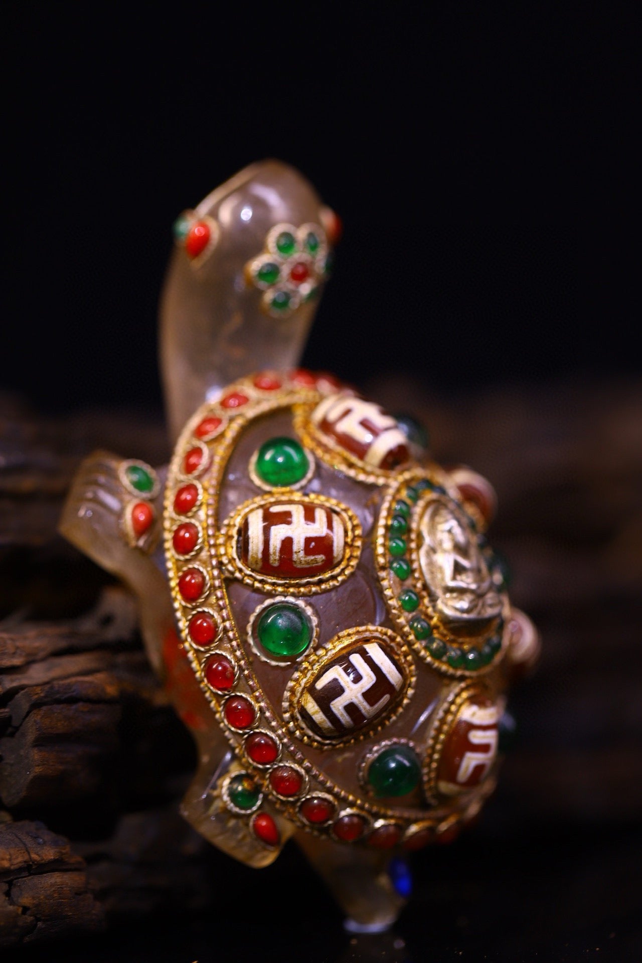 Natural crystal, pure handmade knocking, carving, gilded filigree inlaid with gemstones, attracting wealth turtles