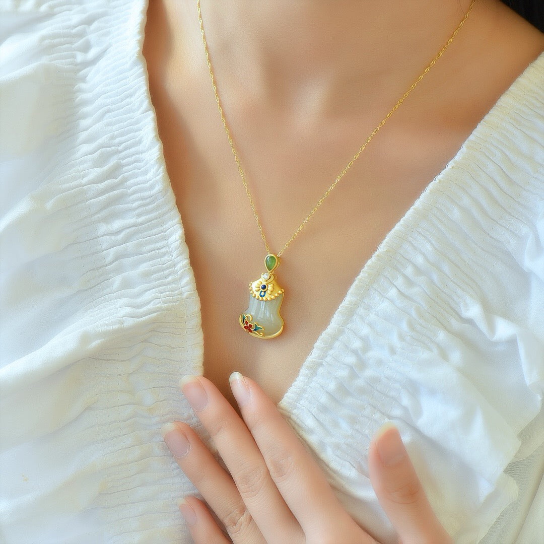 Silver inlaid Hotan Jade fashionable cheongsam pendant