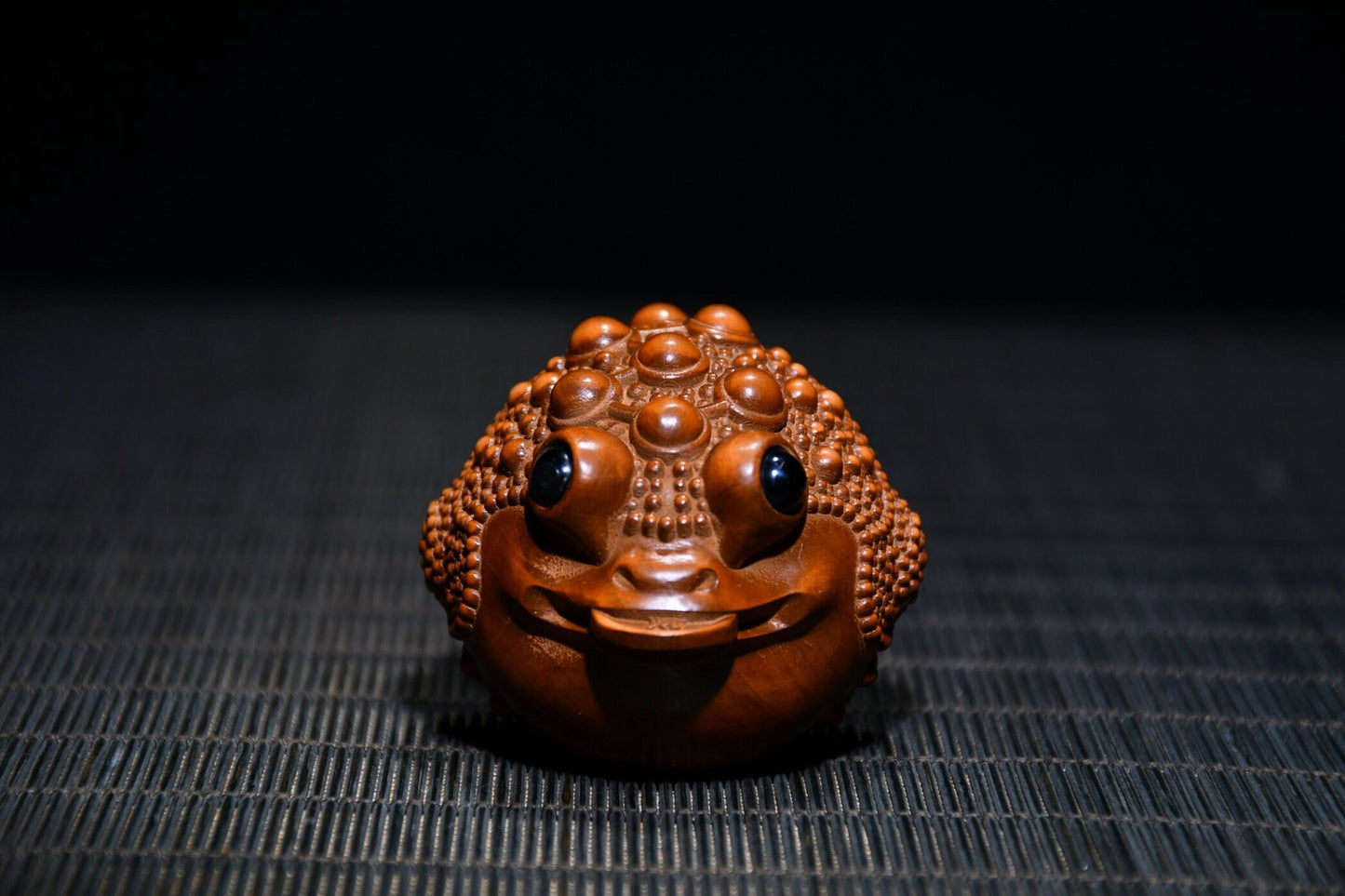 Boxwood statue Hand carved Golden Toad statue.drrs