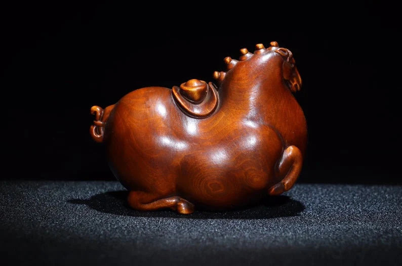 China's ancient natural boxwood horse on the rich, pure hand-made old exquisite patterns can be collected