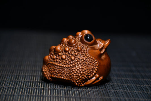 Boxwood statue Hand carved Golden Toad statue.drrs